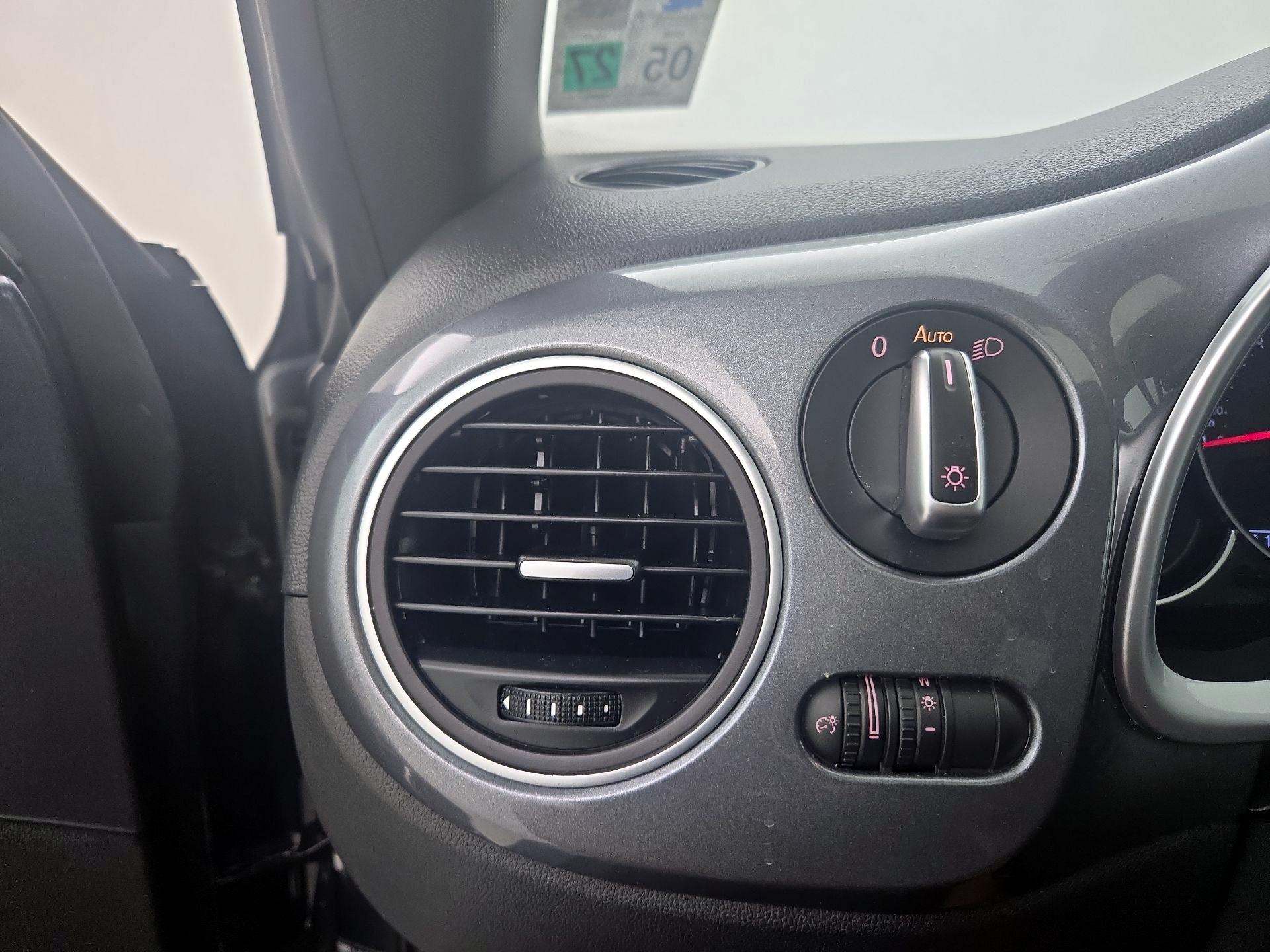 Thumbnail: 2019 Volkswagen Beetle - 13