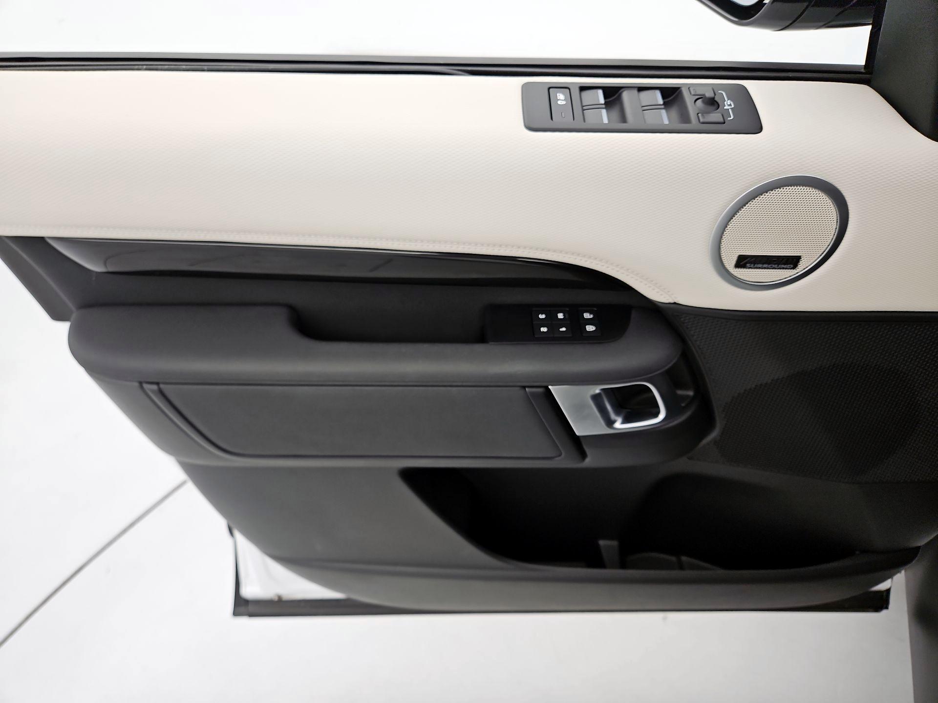 Thumbnail: 2023 Land Rover Discovery - 12