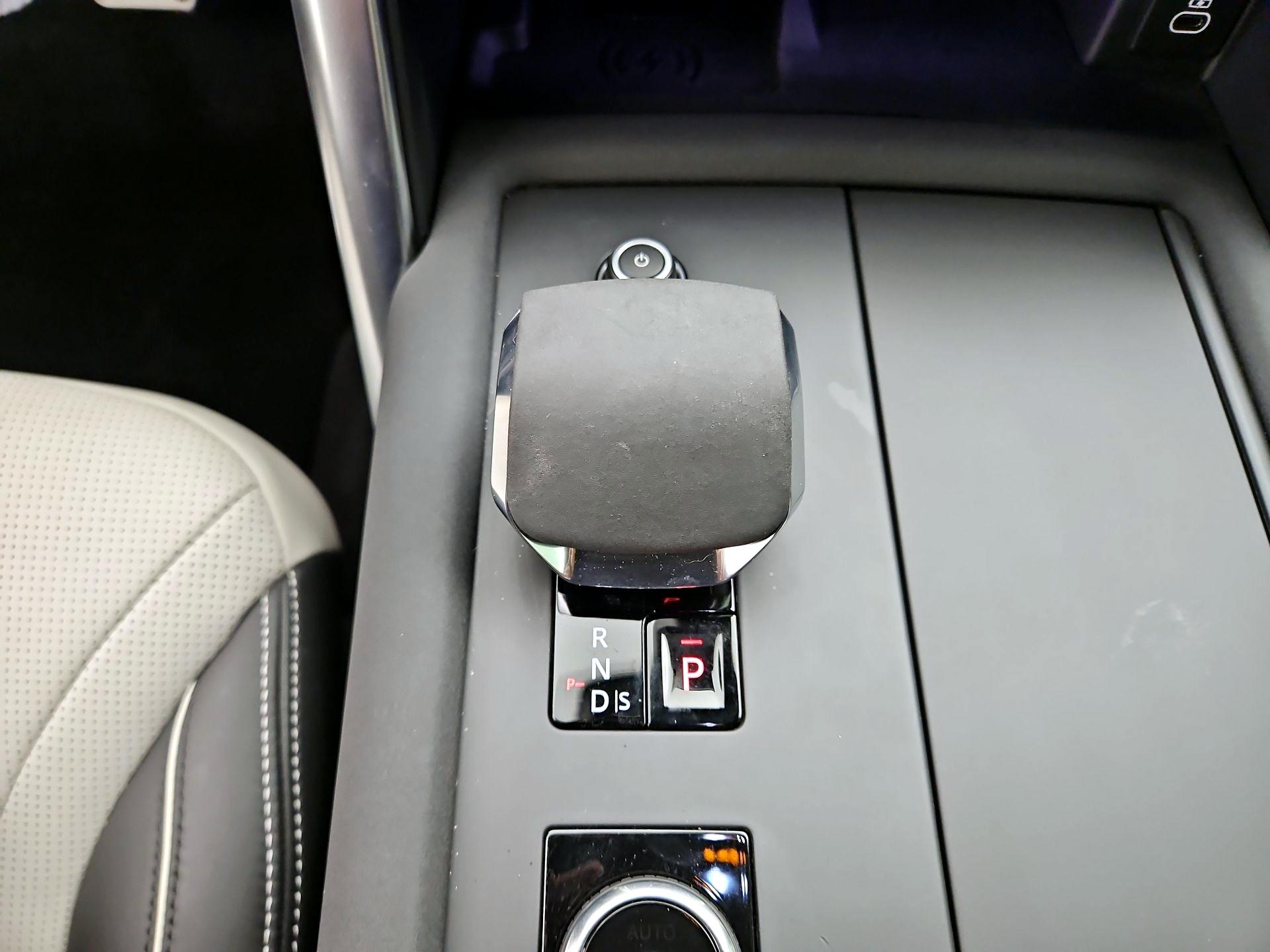 Thumbnail: 2023 Land Rover Discovery - 18