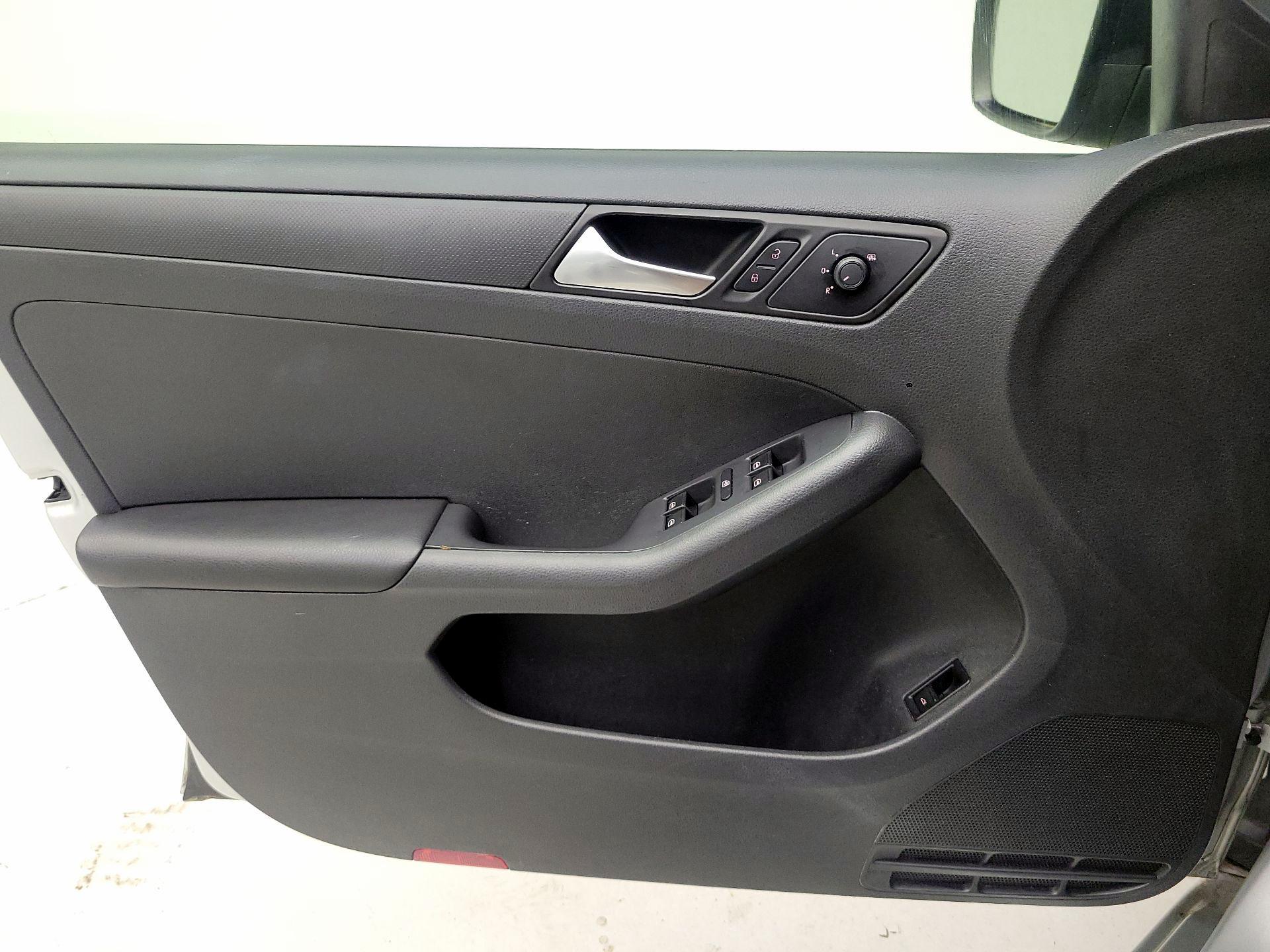 Thumbnail: 2015 Volkswagen Jetta - 12