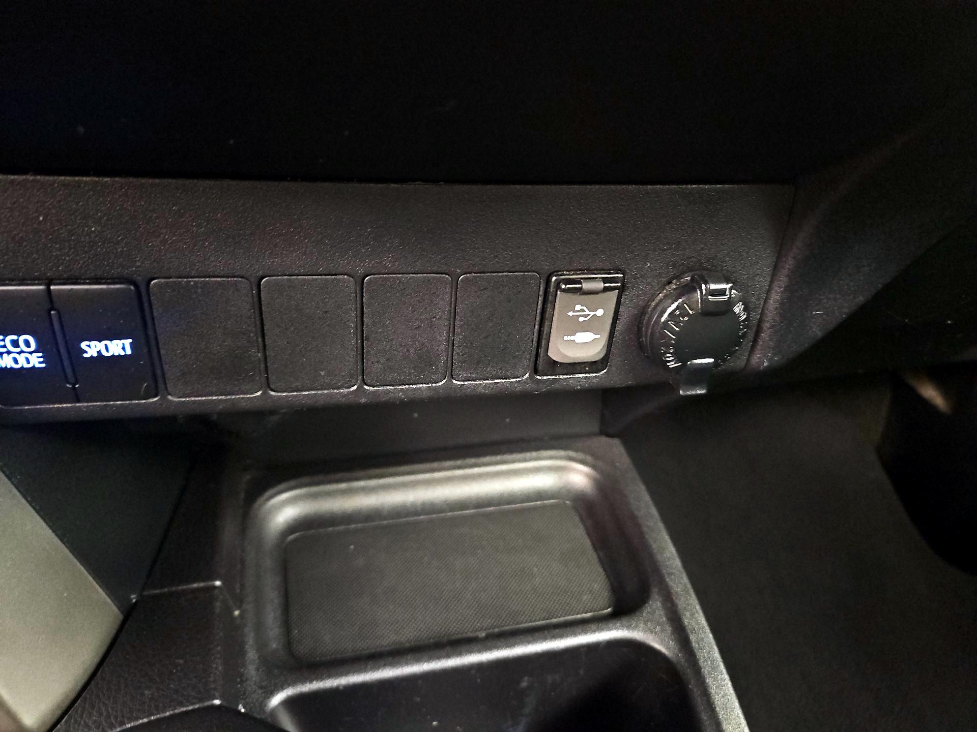Thumbnail: 2017 Toyota RAV4 - 18
