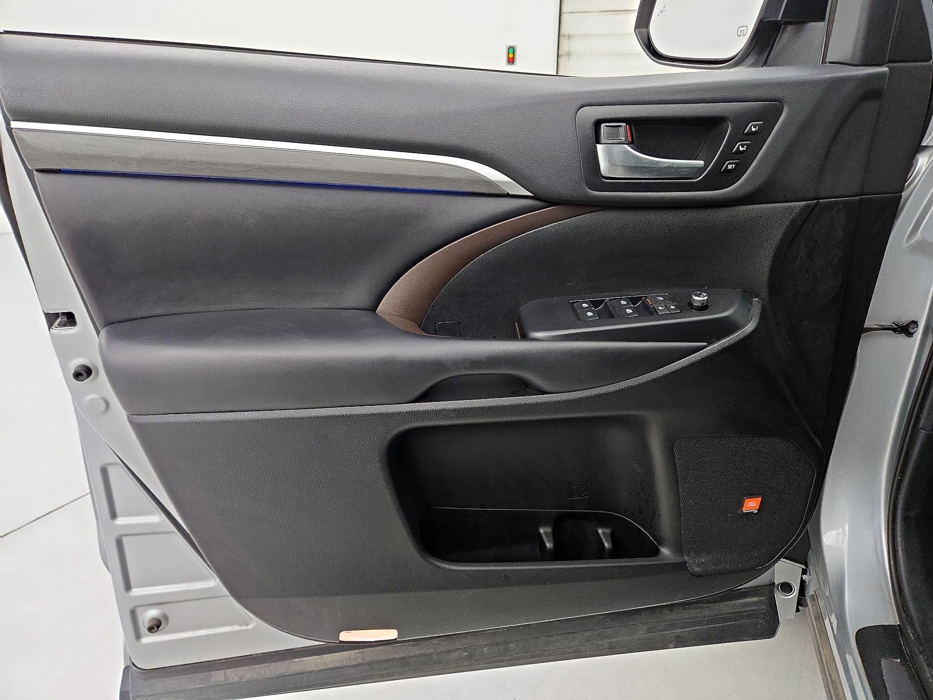 Thumbnail: 2019 Toyota Highlander - 12