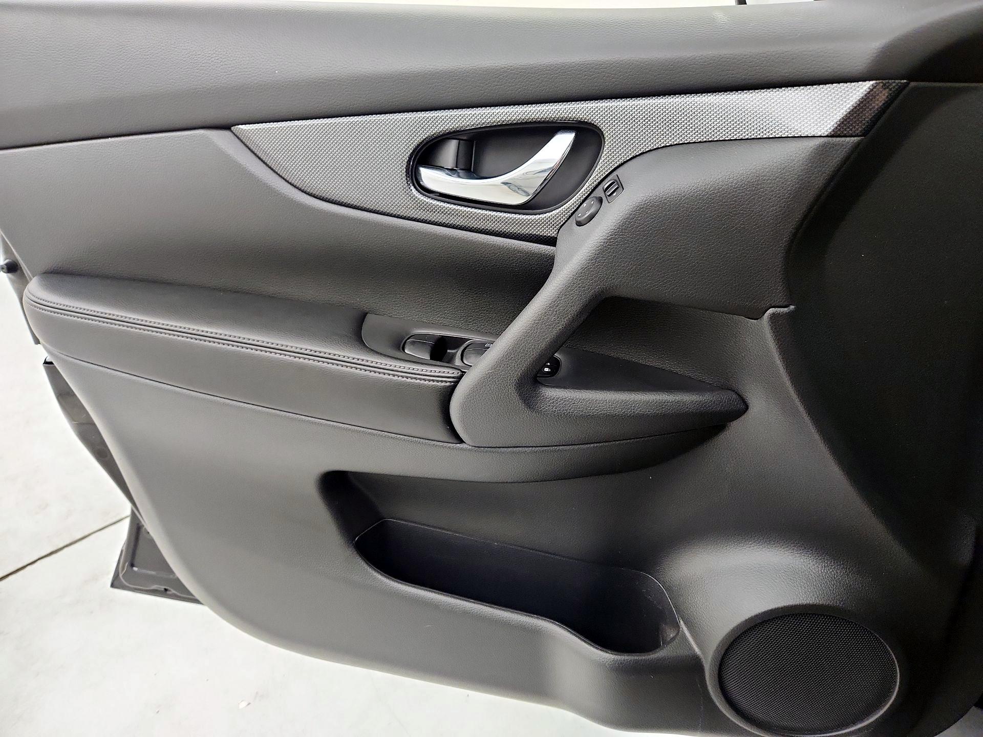 Thumbnail: 2016 Nissan Rogue - 12