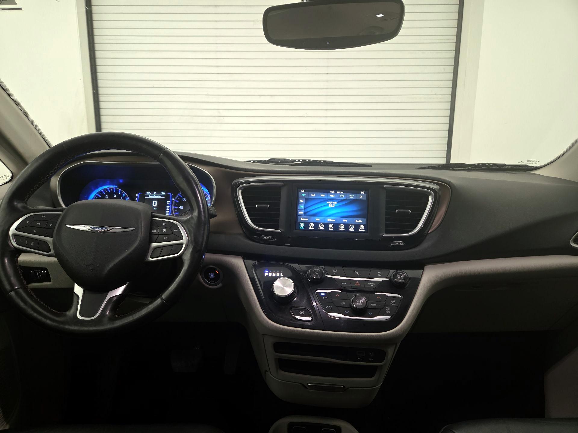 Thumbnail: 2019 Chrysler Pacifica - 9