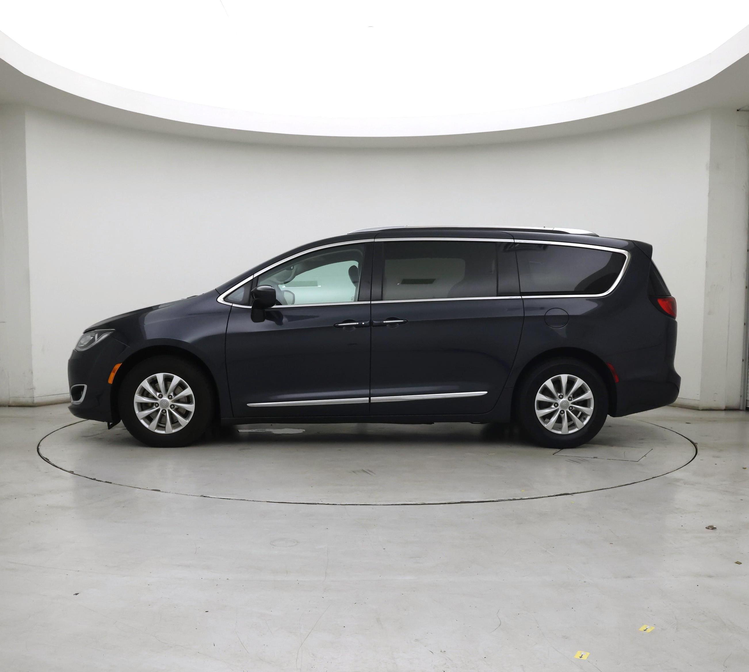 Thumbnail: 2019 Chrysler Pacifica - 3