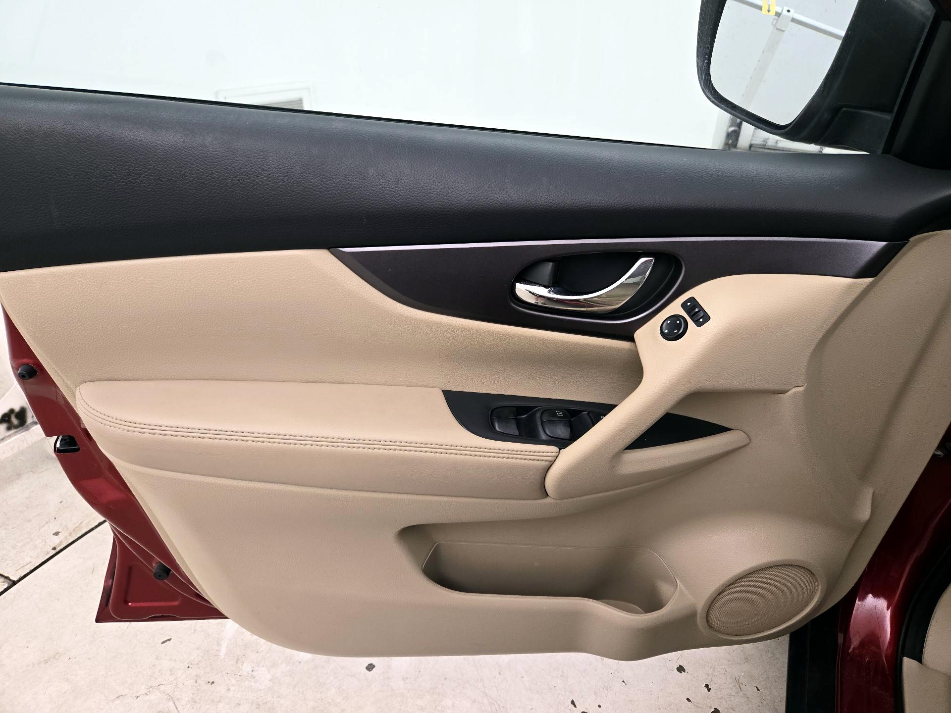 Thumbnail: 2015 Nissan Rogue - 12