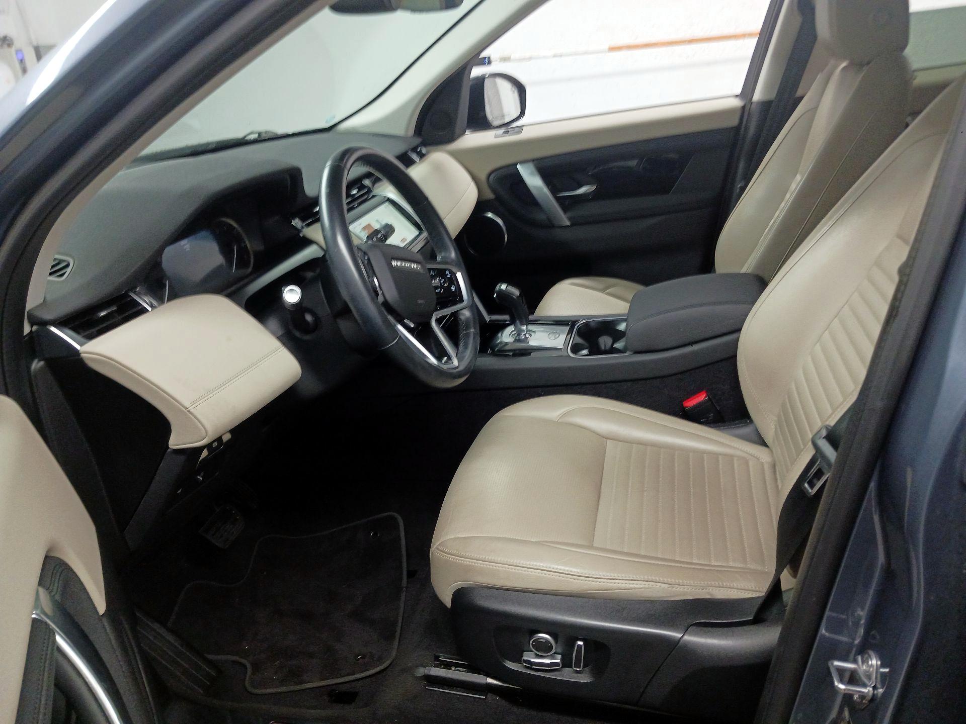 Thumbnail: 2022 Land Rover Discovery Sport - 9