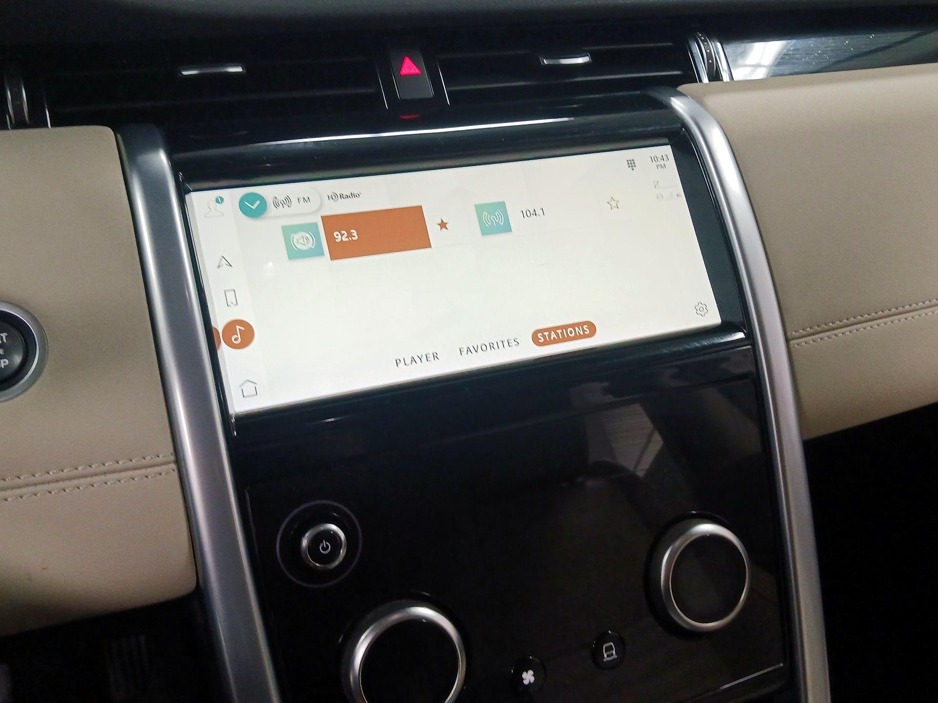 Thumbnail: 2022 Land Rover Discovery Sport - 11