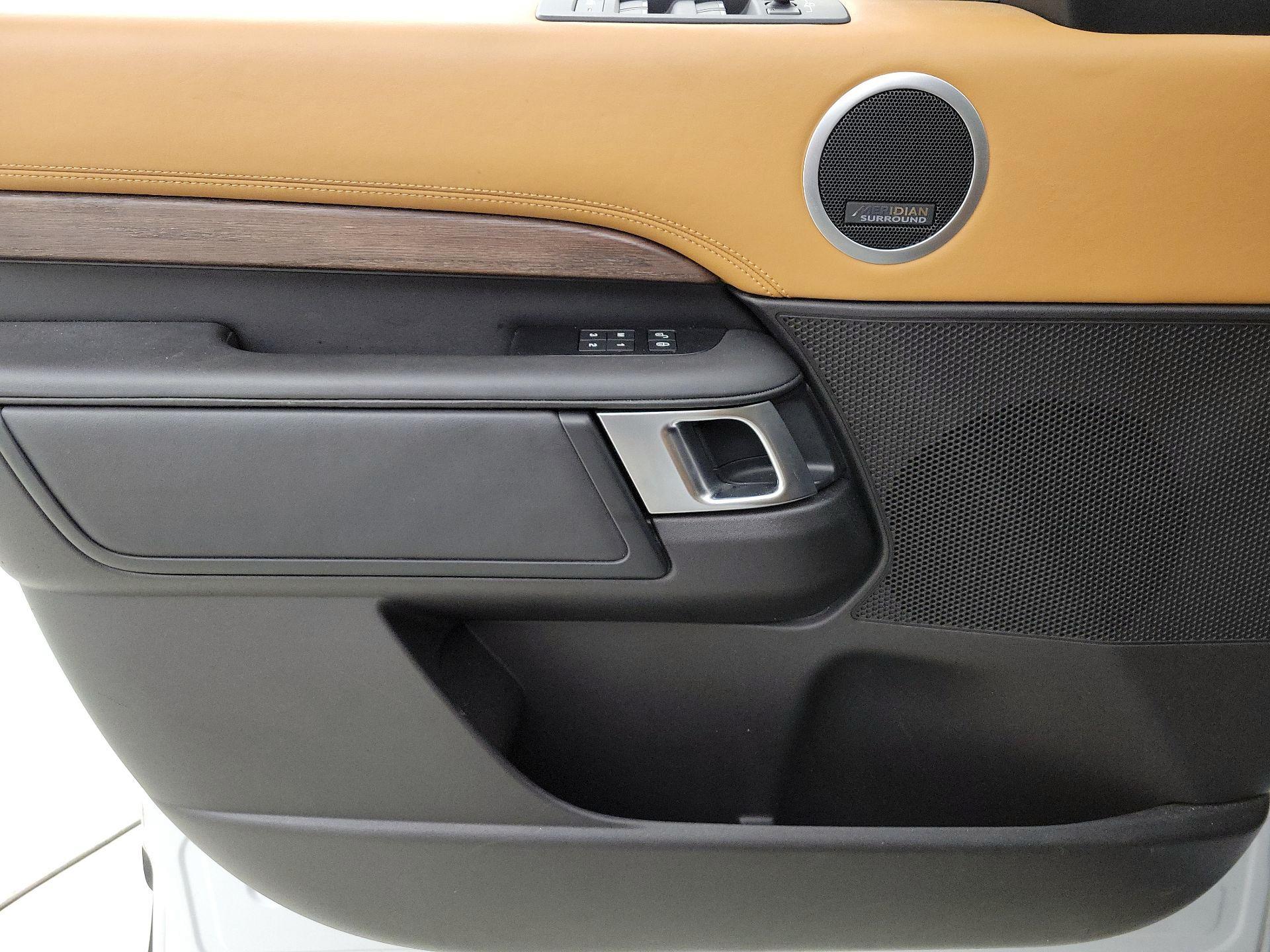 Thumbnail: 2018 Land Rover Discovery - 12