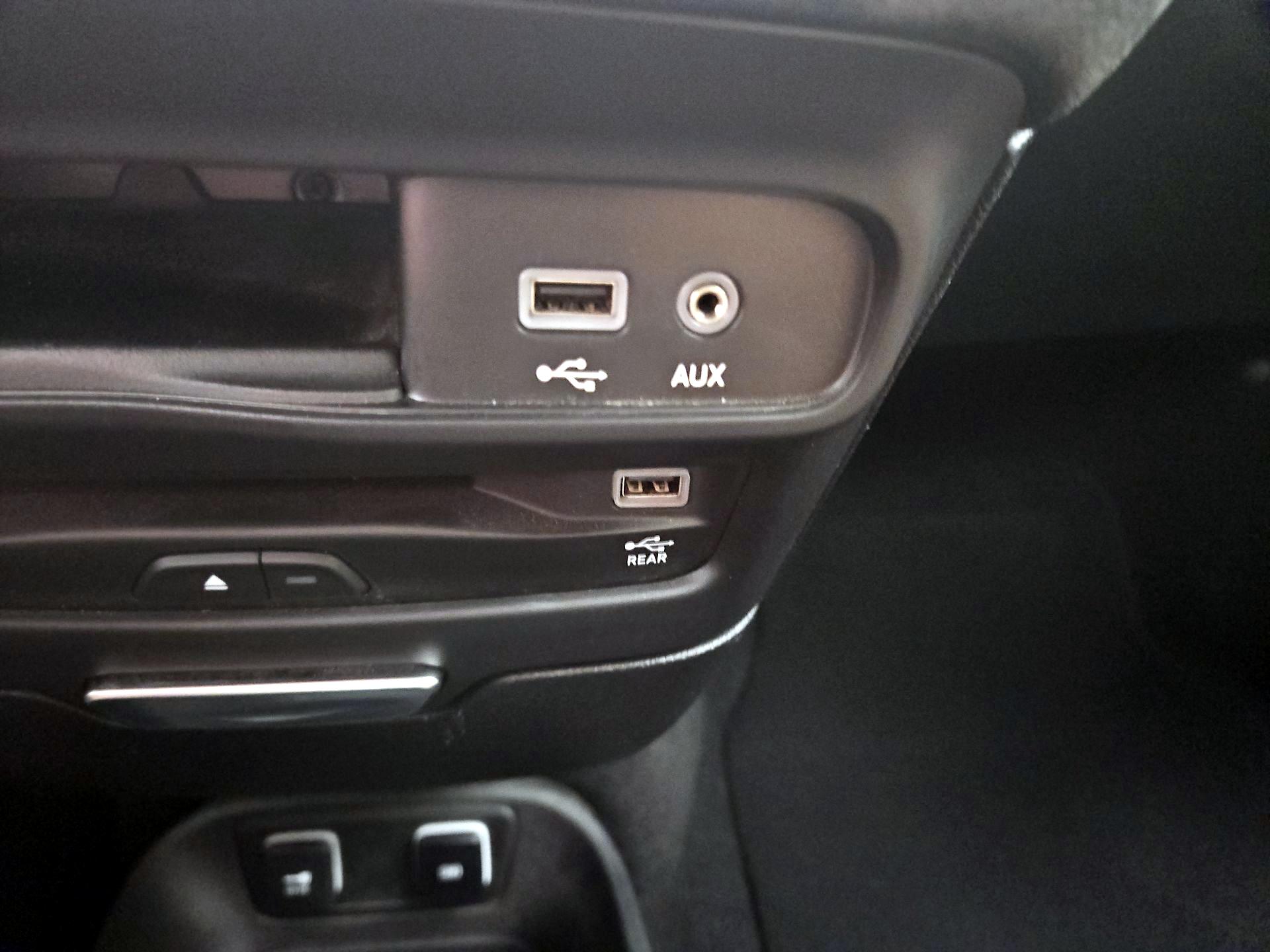 Thumbnail: 2019 Chrysler Pacifica - 19