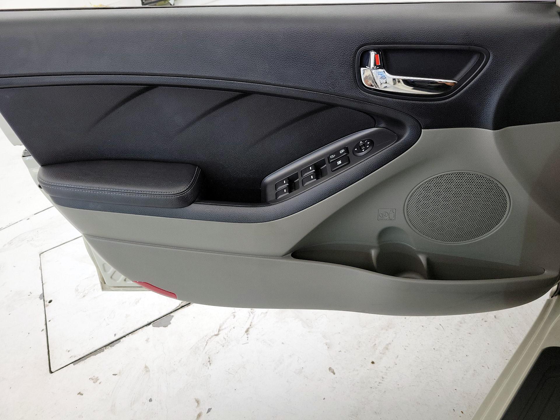 Thumbnail: 2015 Kia Forte - 12