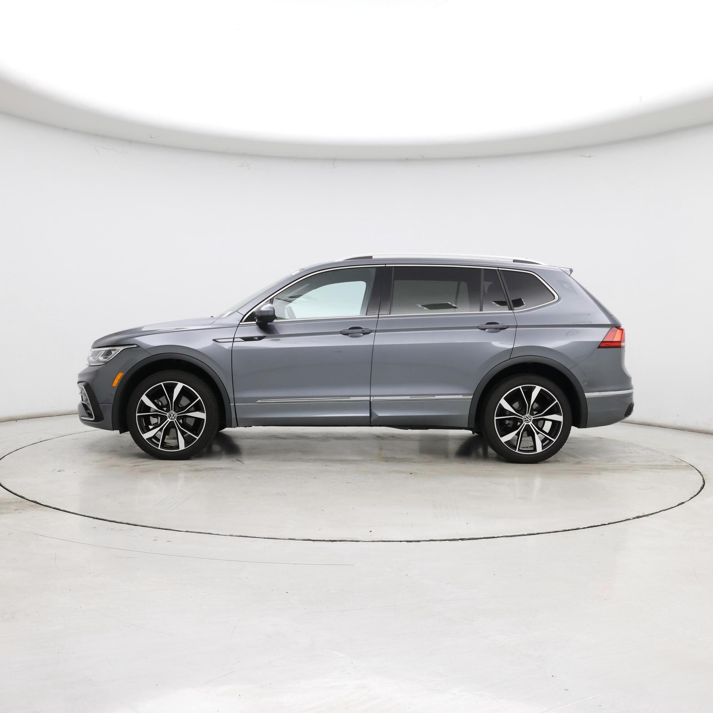 Thumbnail: 2022 Volkswagen Tiguan - 3