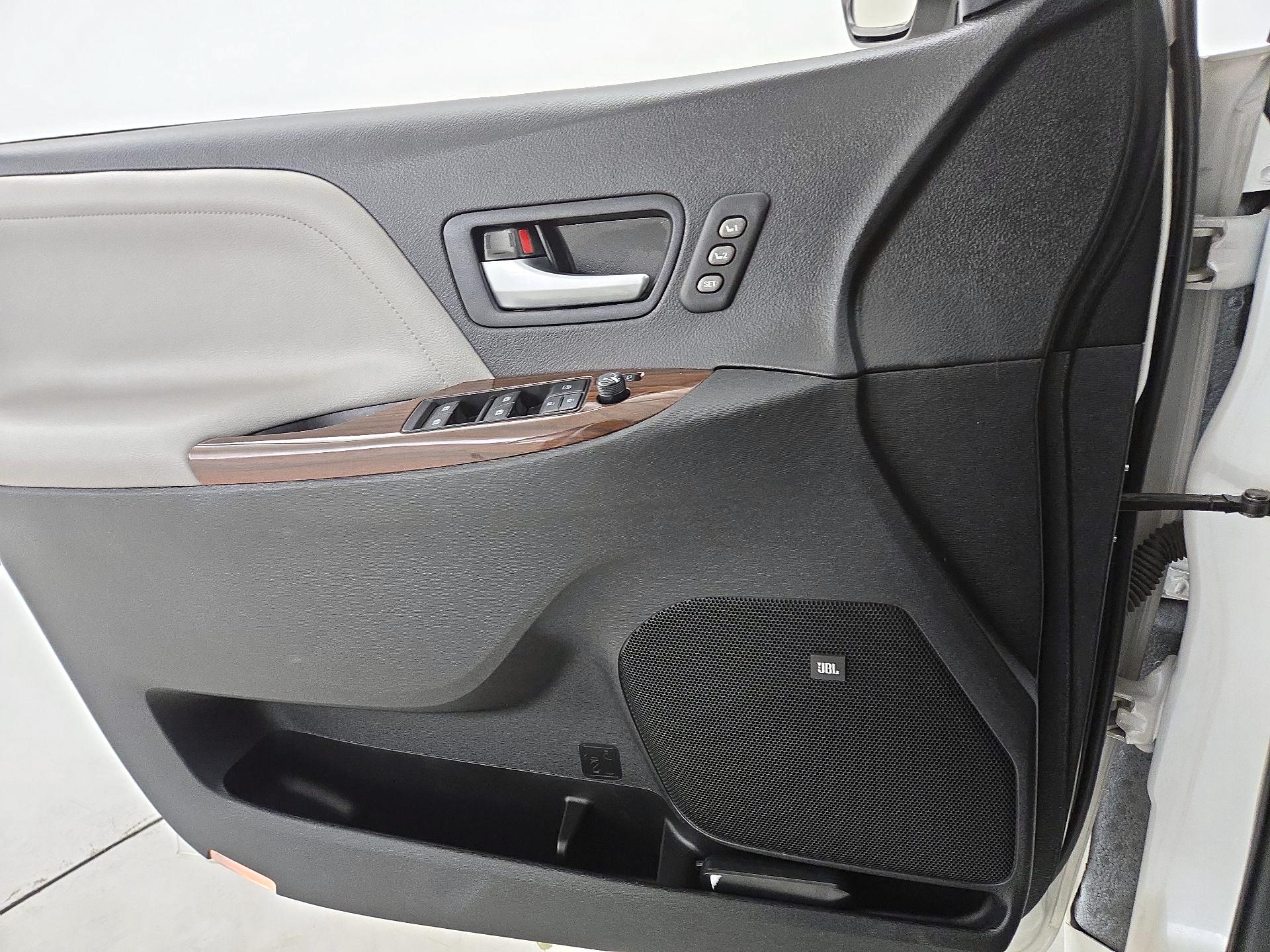 Thumbnail: 2015 Toyota Sienna - 12