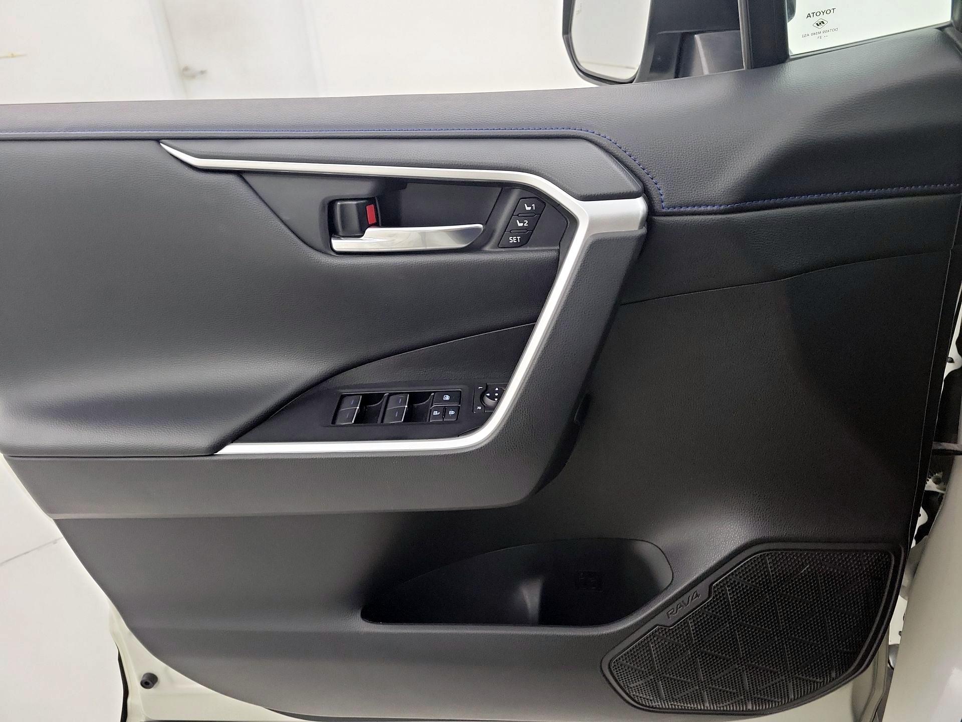 Thumbnail: 2022 Toyota RAV4 - 12