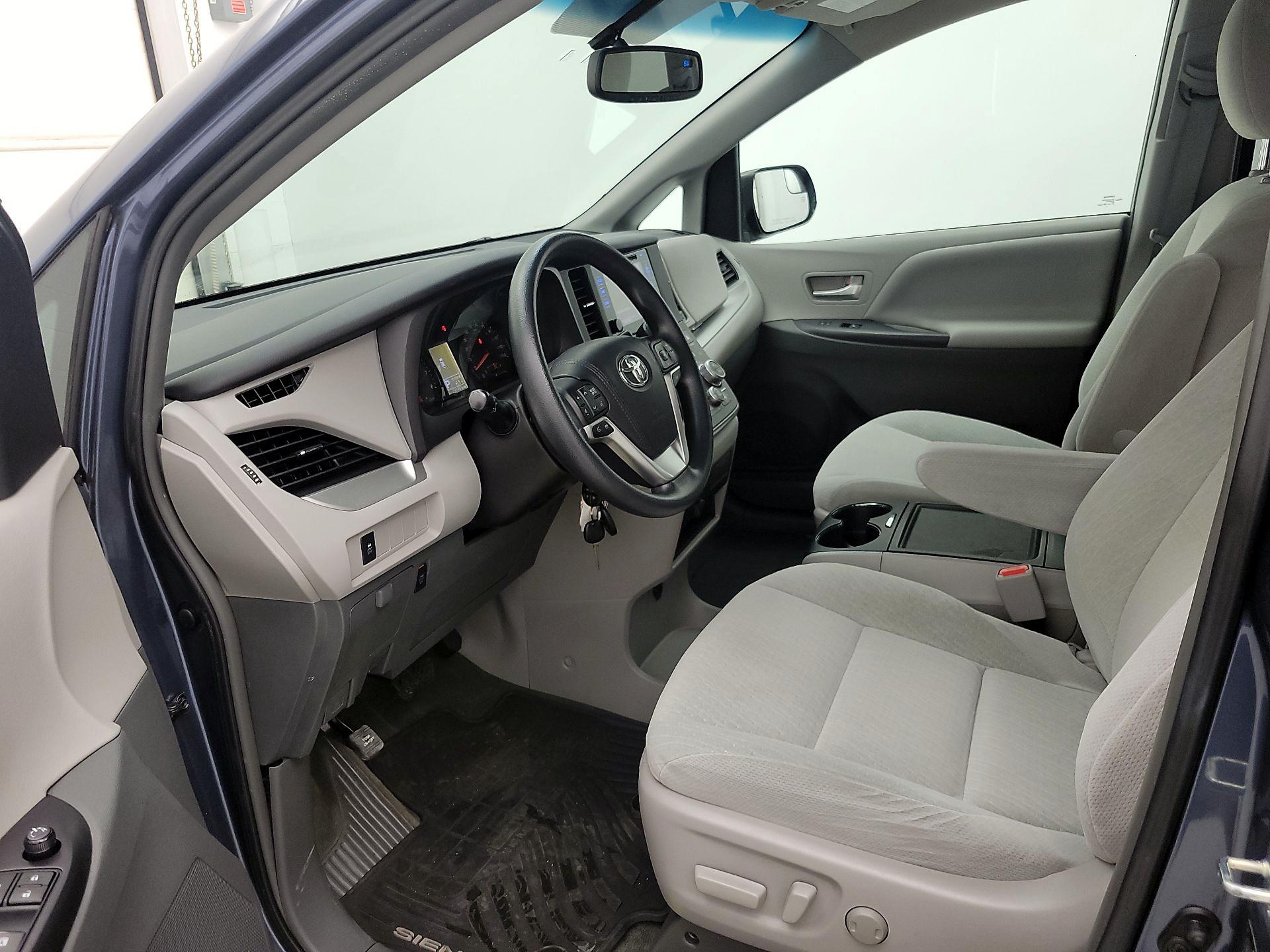 Thumbnail: 2015 Toyota Sienna - 11