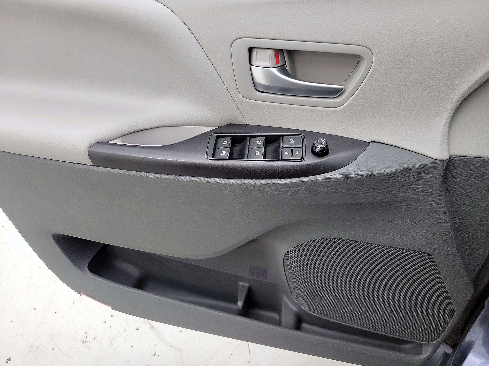 Thumbnail: 2015 Toyota Sienna - 12