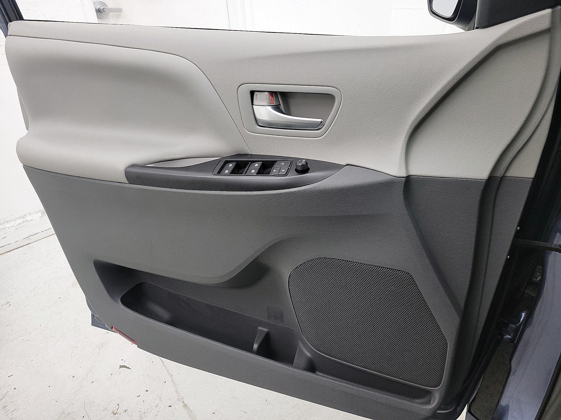 Thumbnail: 2015 Toyota Sienna - 13