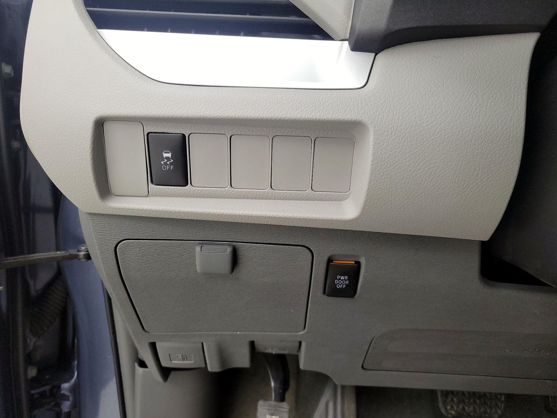 Thumbnail: 2015 Toyota Sienna - 14