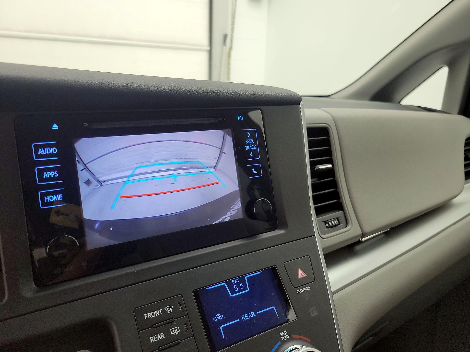 Thumbnail: 2015 Toyota Sienna - 15