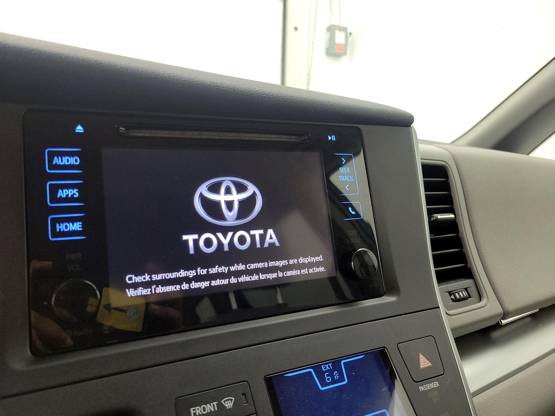 Thumbnail: 2015 Toyota Sienna - 16