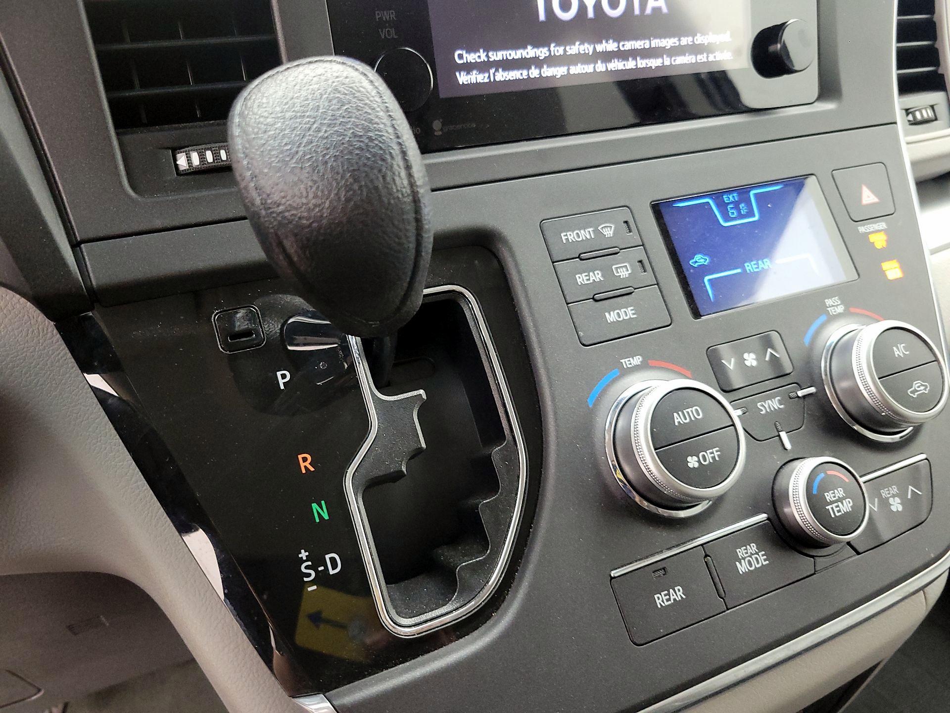 Thumbnail: 2015 Toyota Sienna - 18