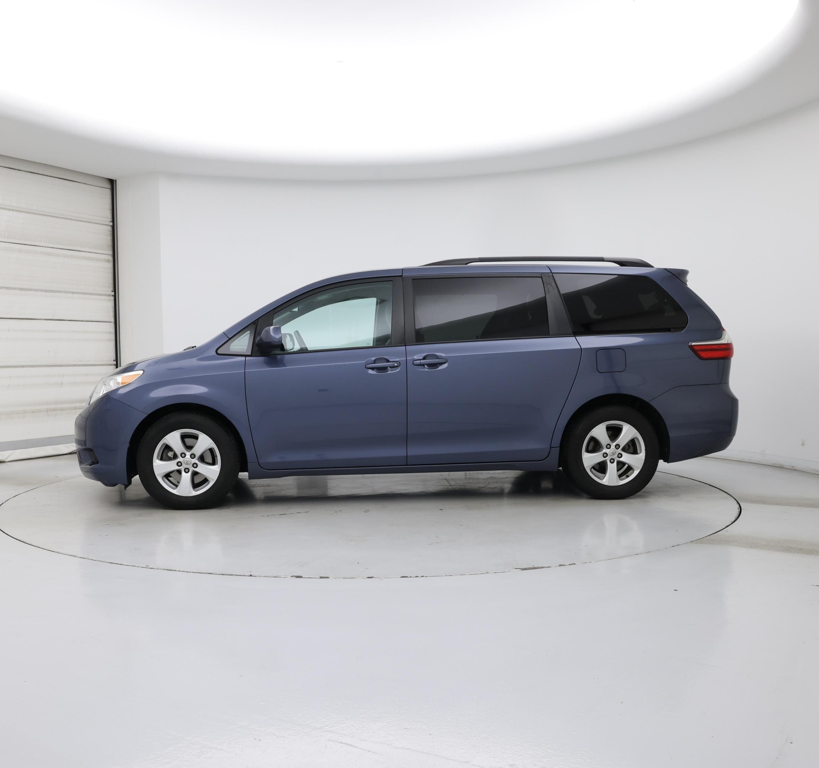 Thumbnail: 2015 Toyota Sienna - 3