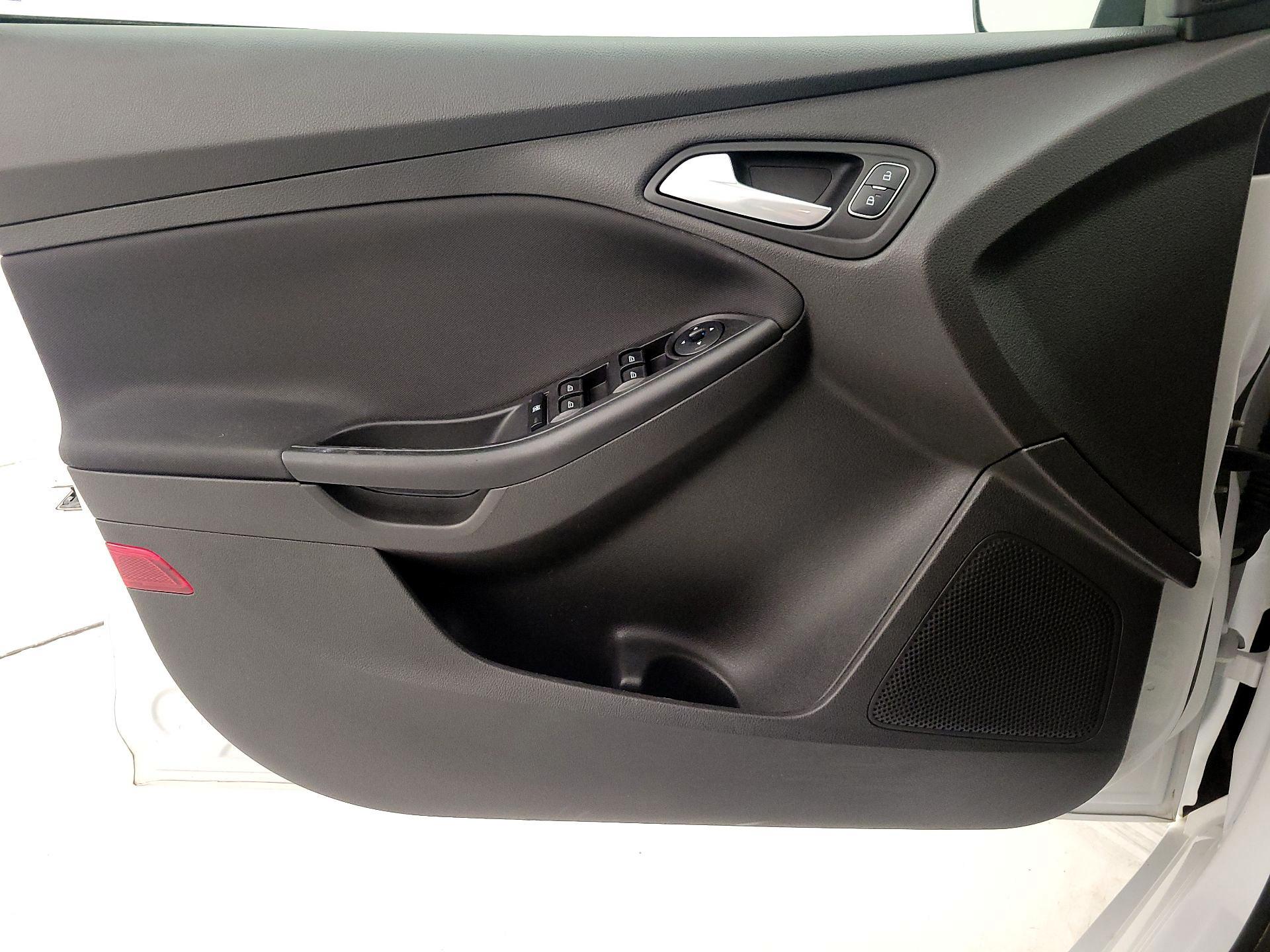 Thumbnail: 2015 Ford Focus - 12