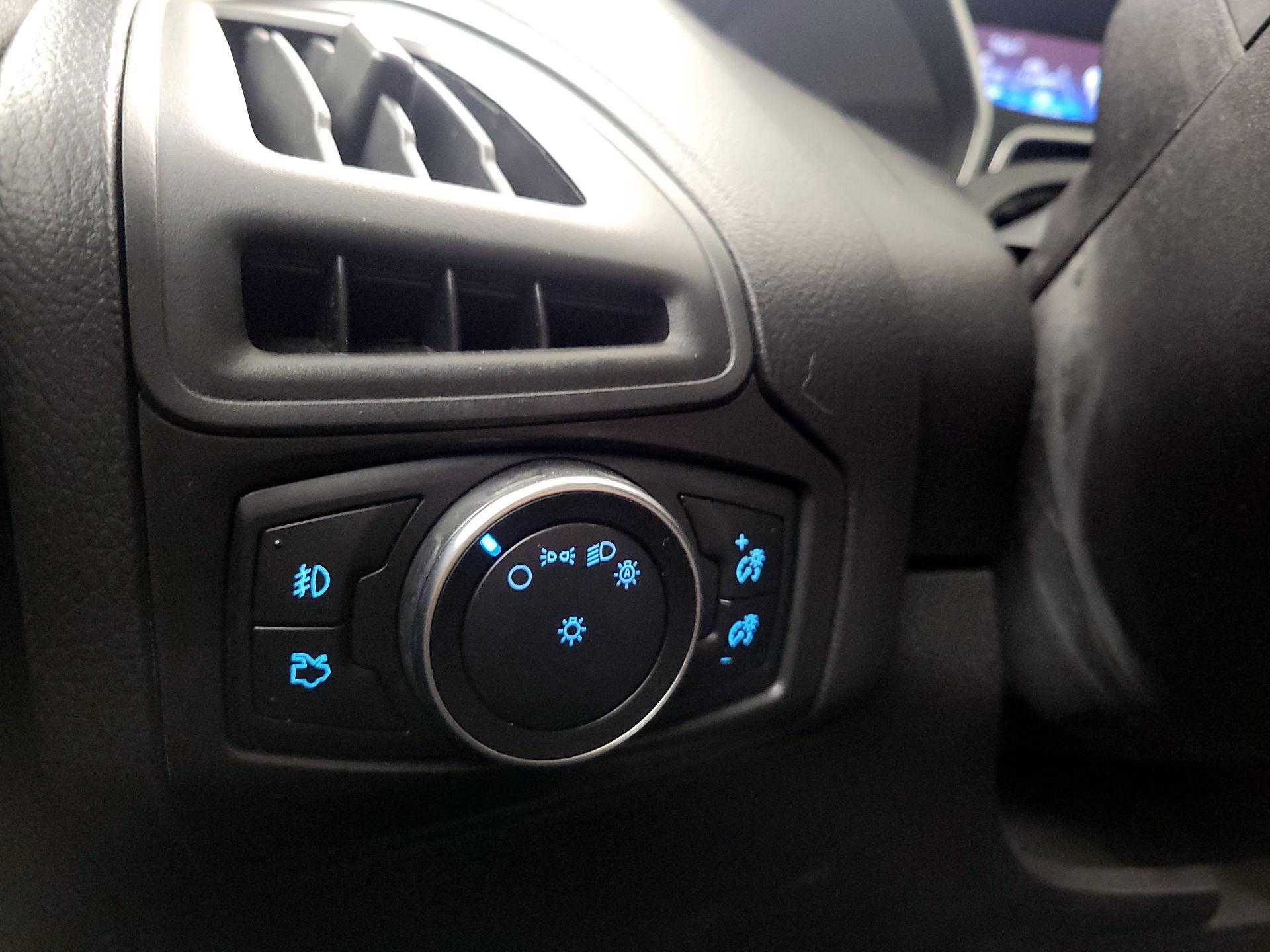 Thumbnail: 2015 Ford Focus - 13