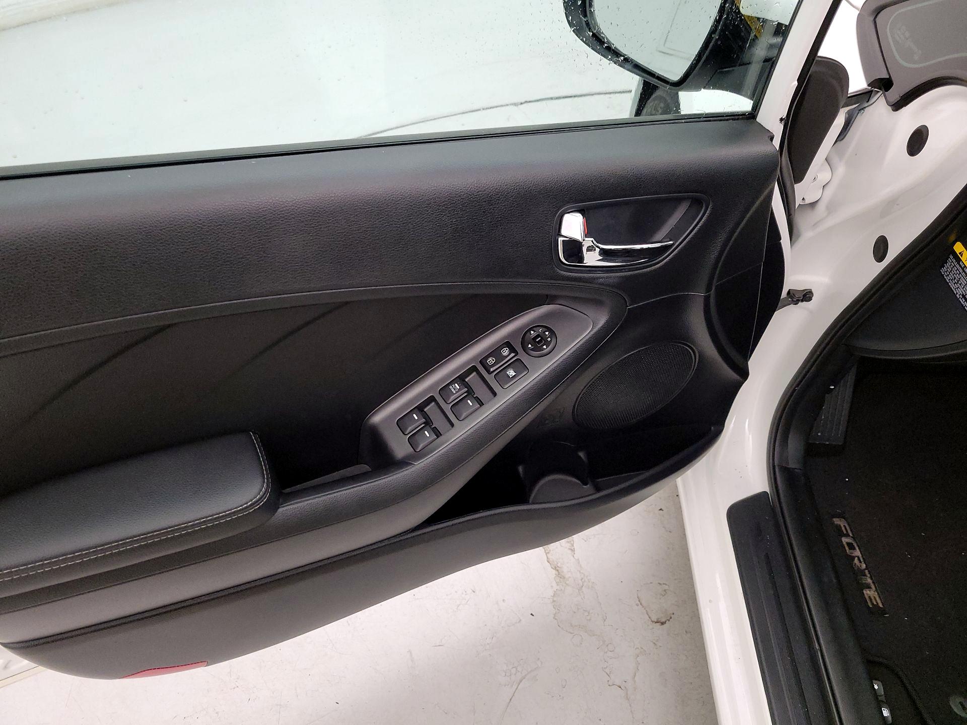 Thumbnail: 2016 Kia Forte - 12
