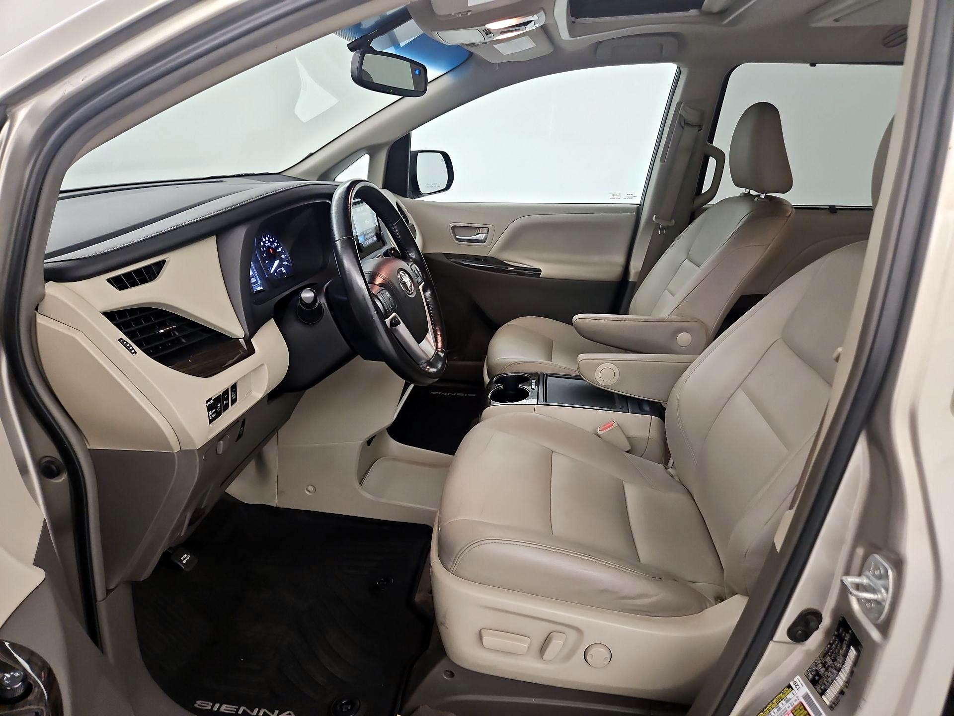 Thumbnail: 2016 Toyota Sienna - 9