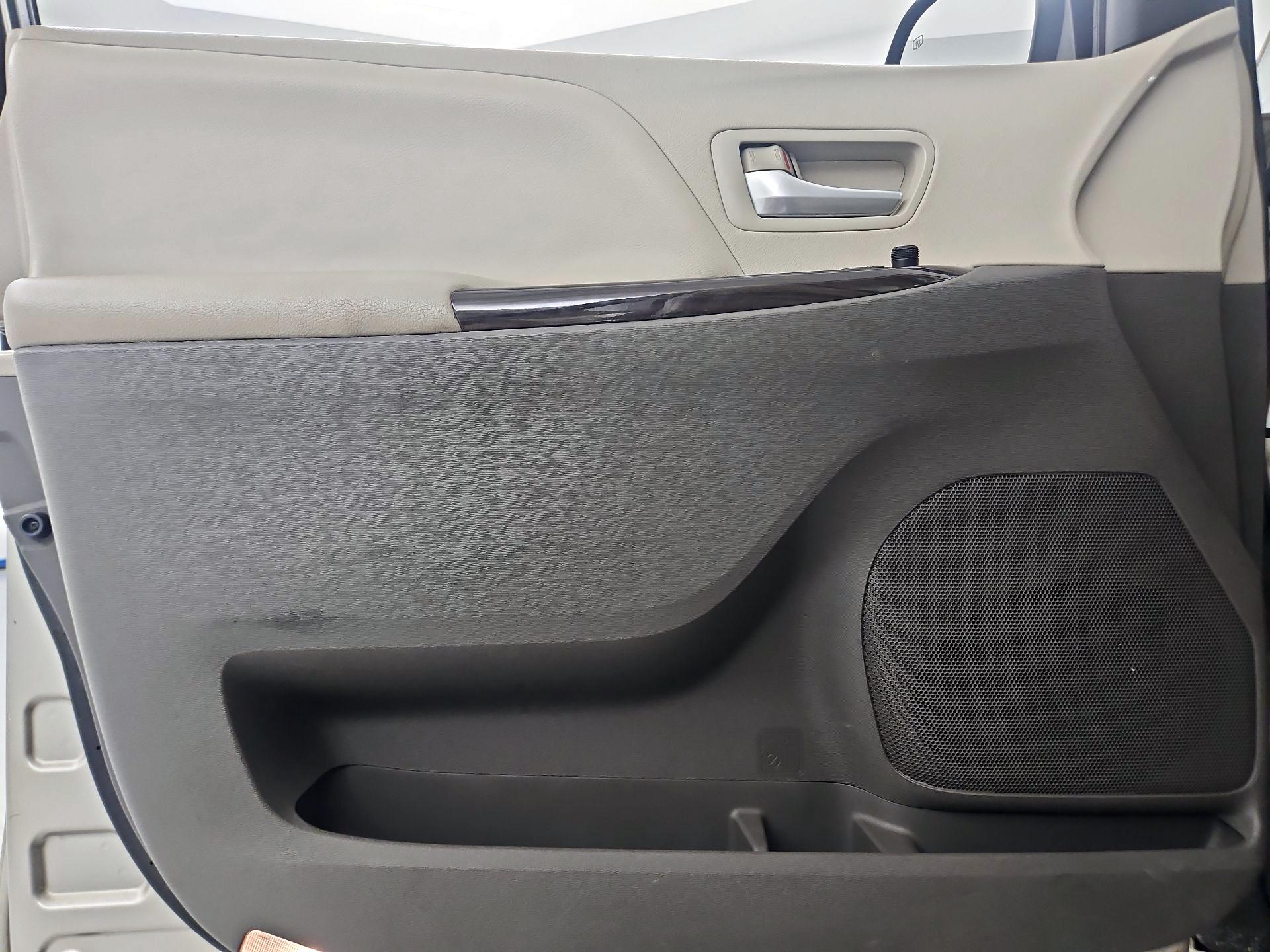 Thumbnail: 2016 Toyota Sienna - 10