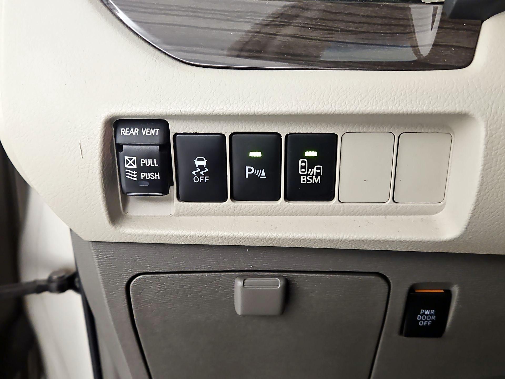 Thumbnail: 2016 Toyota Sienna - 11
