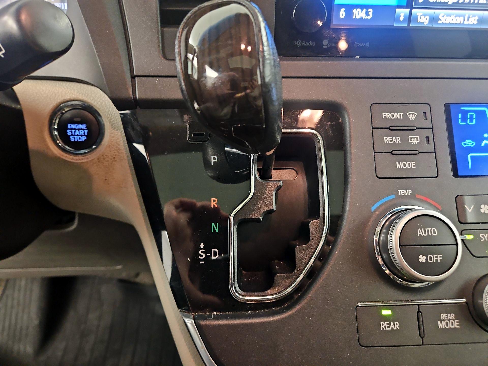 Thumbnail: 2016 Toyota Sienna - 15