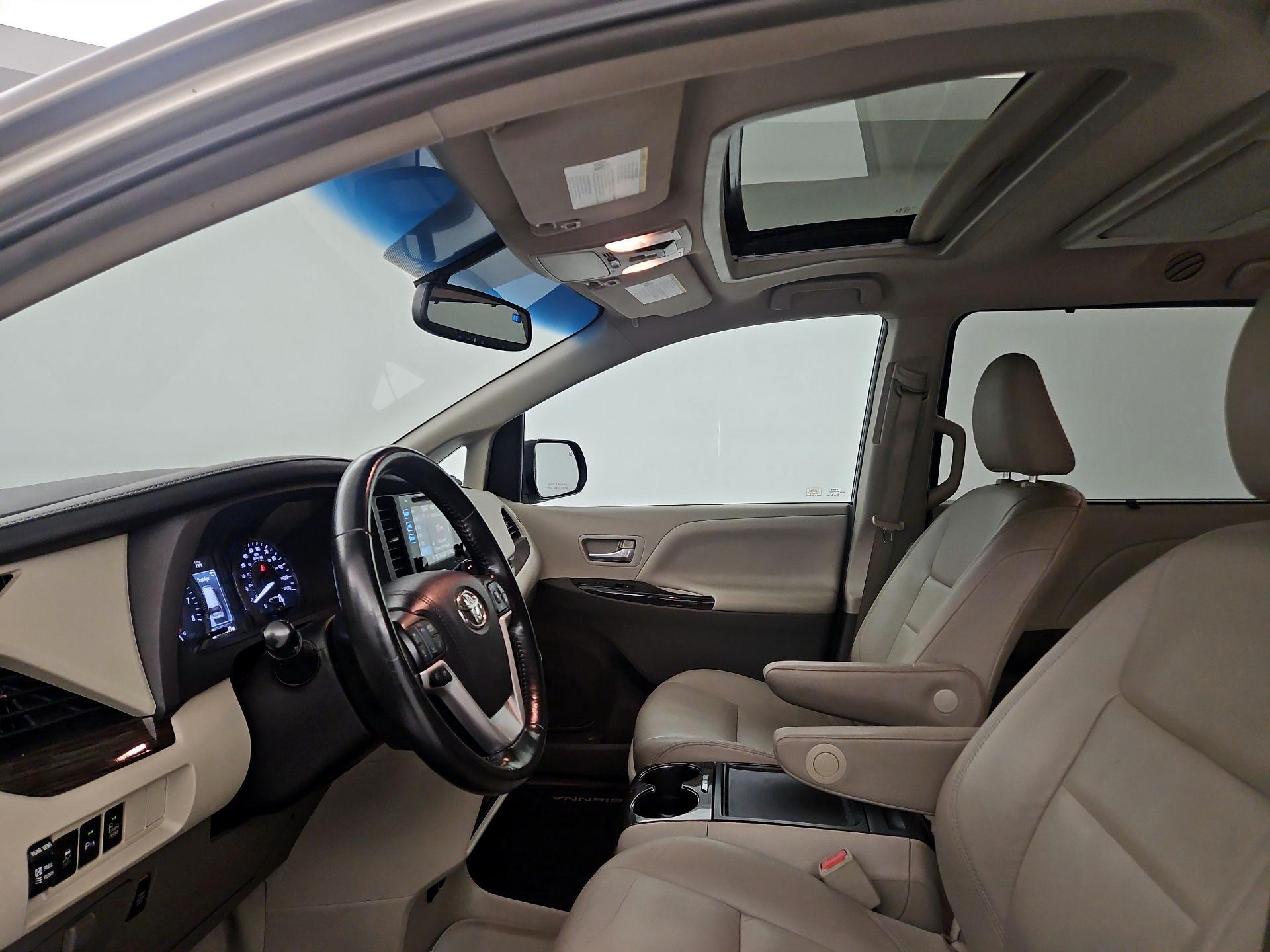 Thumbnail: 2016 Toyota Sienna - 17