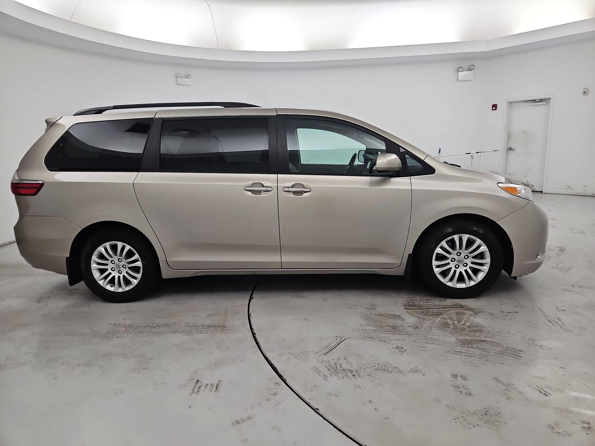 Thumbnail: 2016 Toyota Sienna - 4