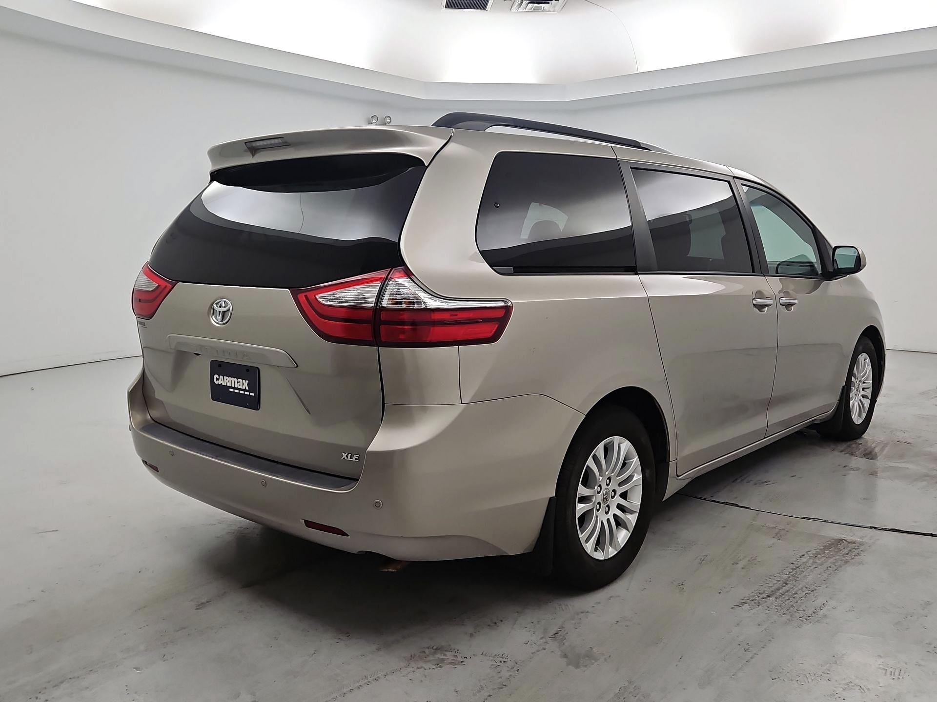 Thumbnail: 2016 Toyota Sienna - 5