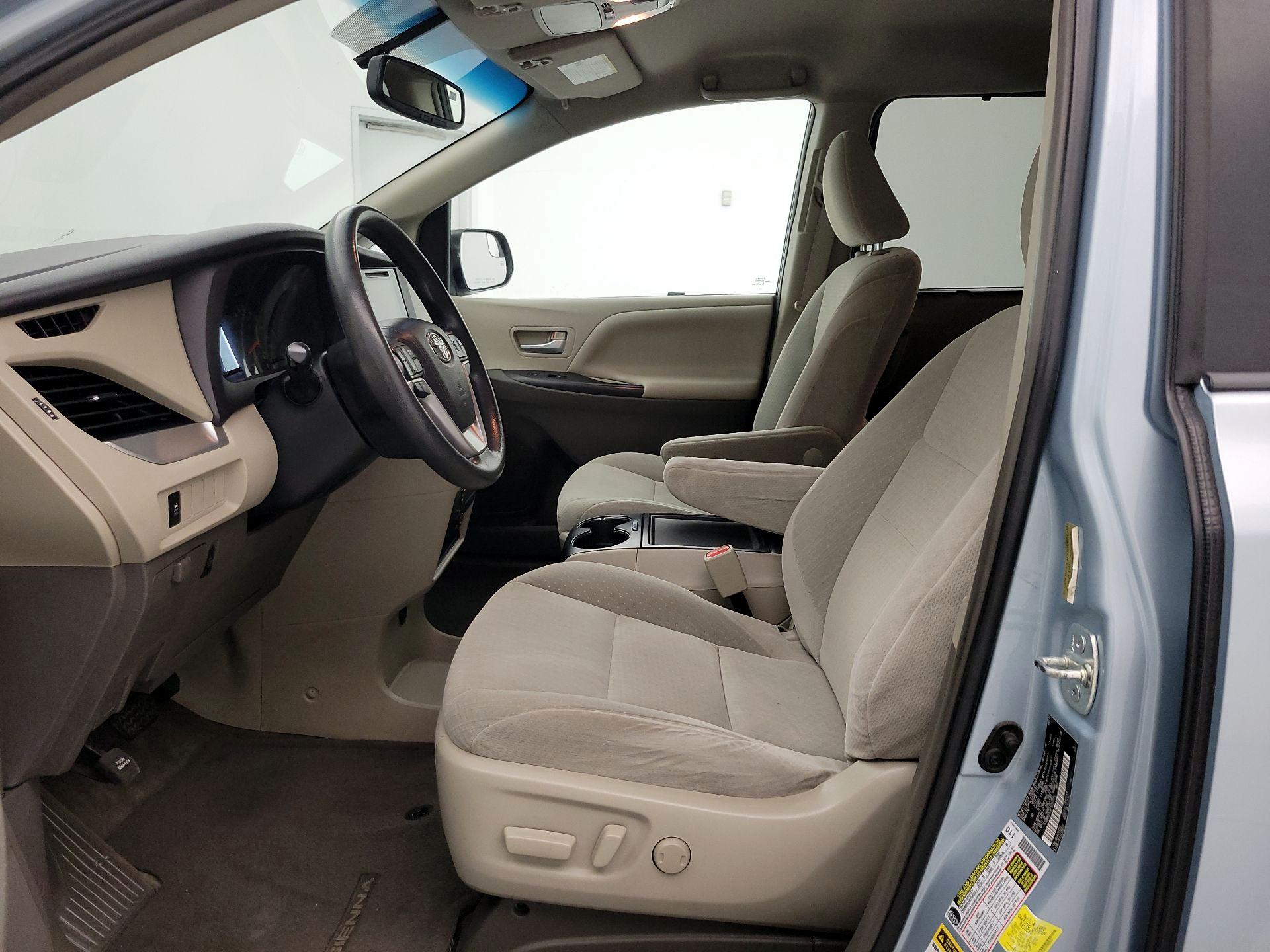 Thumbnail: 2015 Toyota Sienna - 11