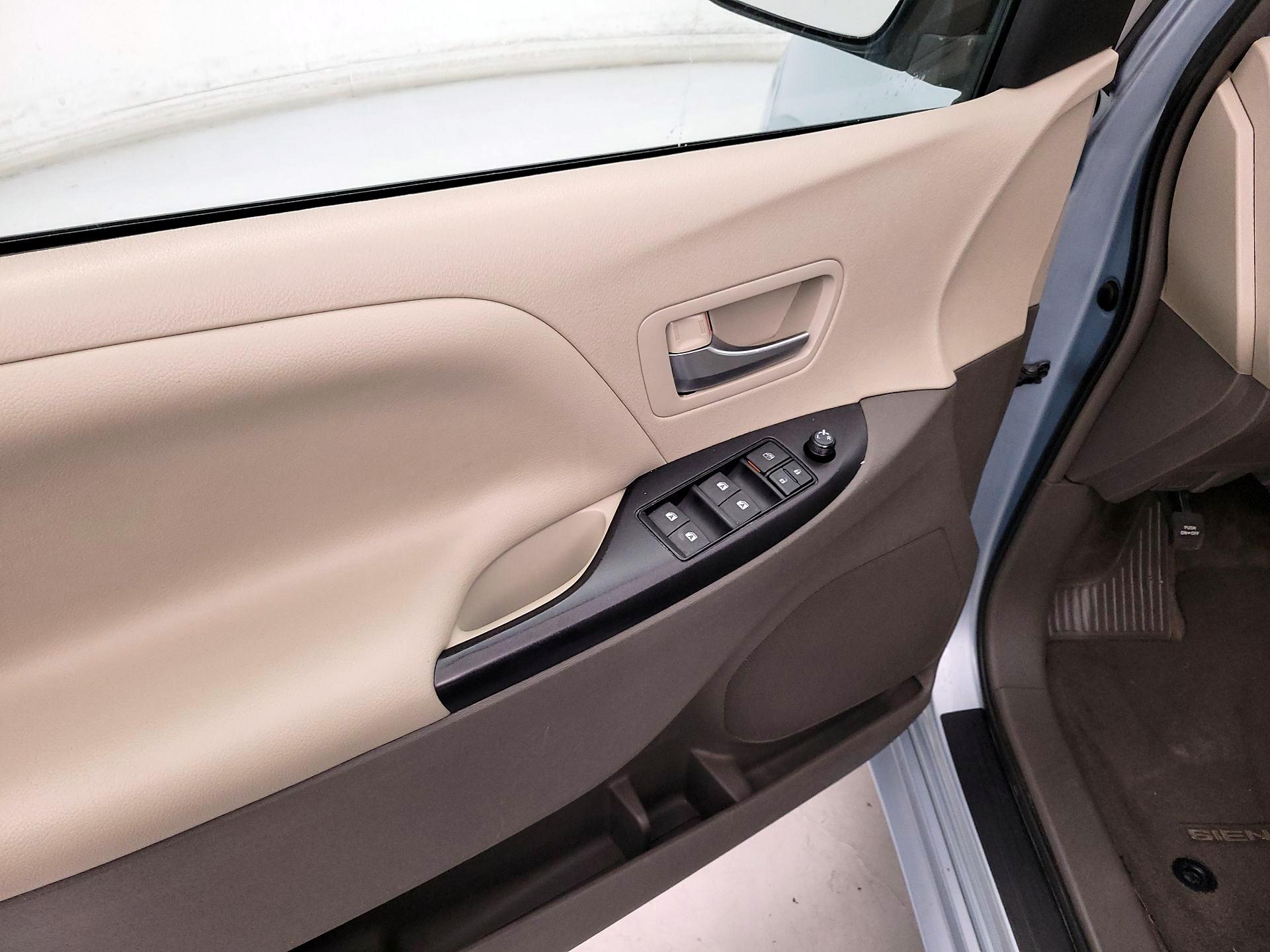 Thumbnail: 2015 Toyota Sienna - 12