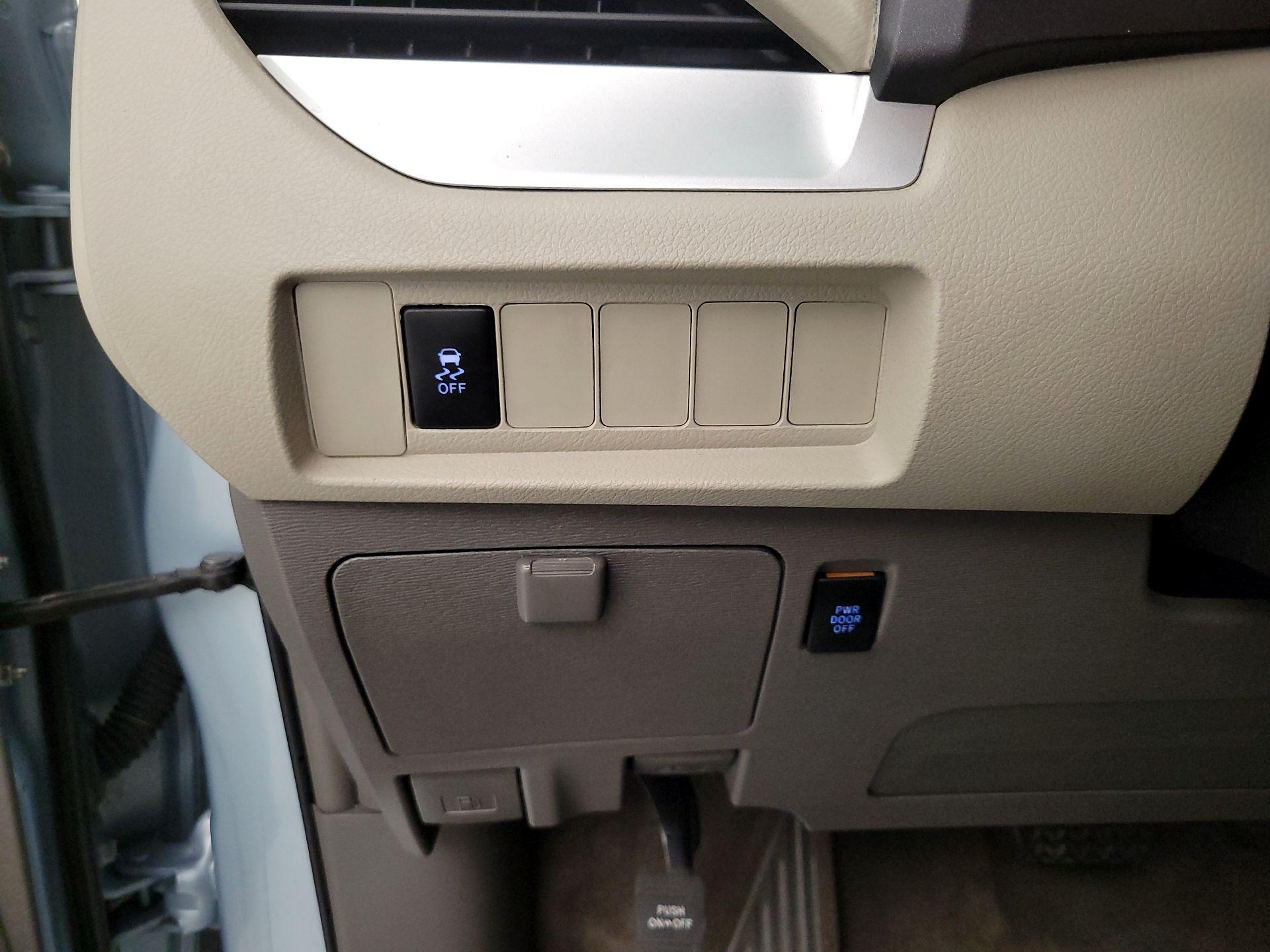 Thumbnail: 2015 Toyota Sienna - 13