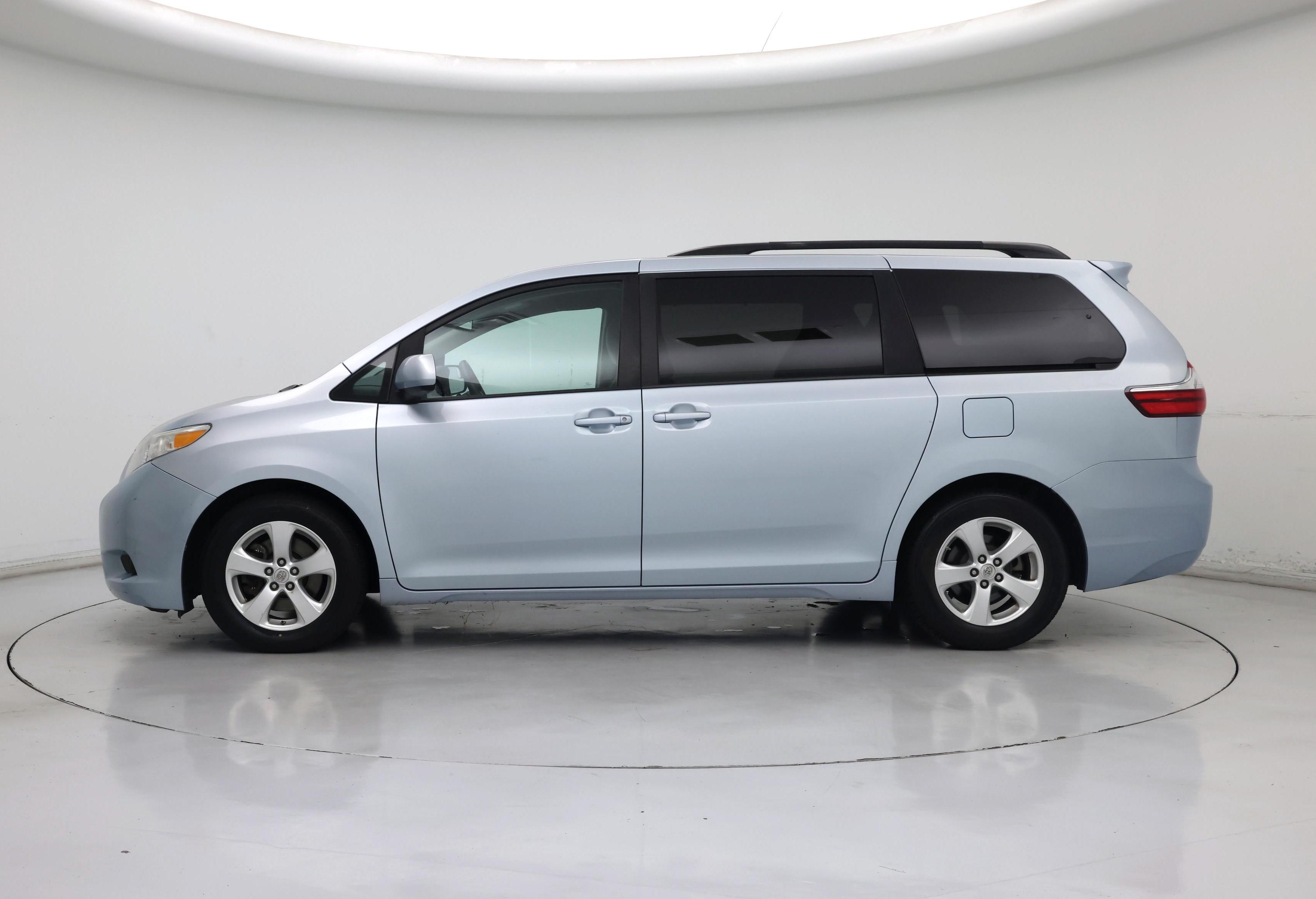 Thumbnail: 2015 Toyota Sienna - 3