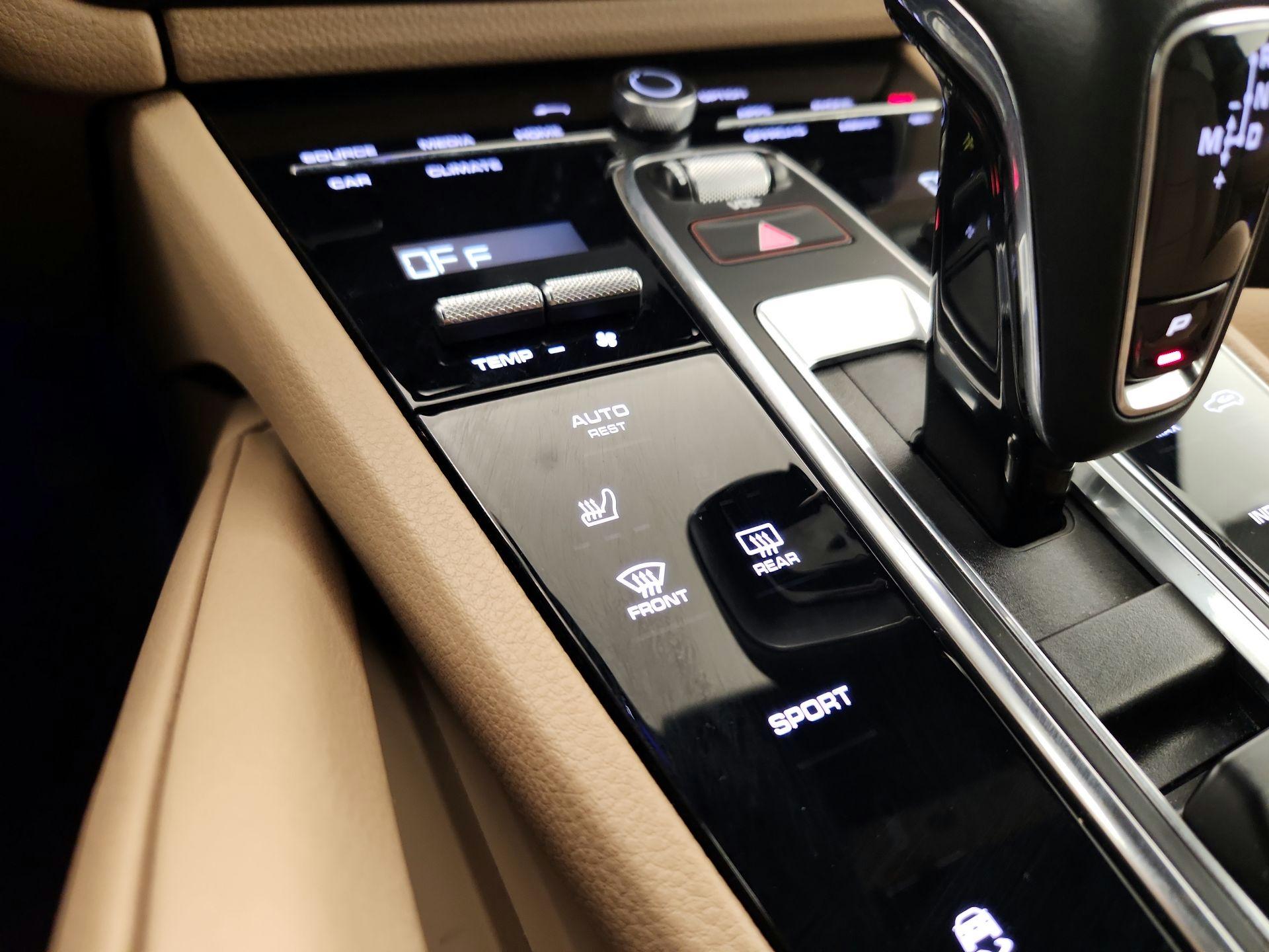 Thumbnail: 2020 Porsche Cayenne - 17