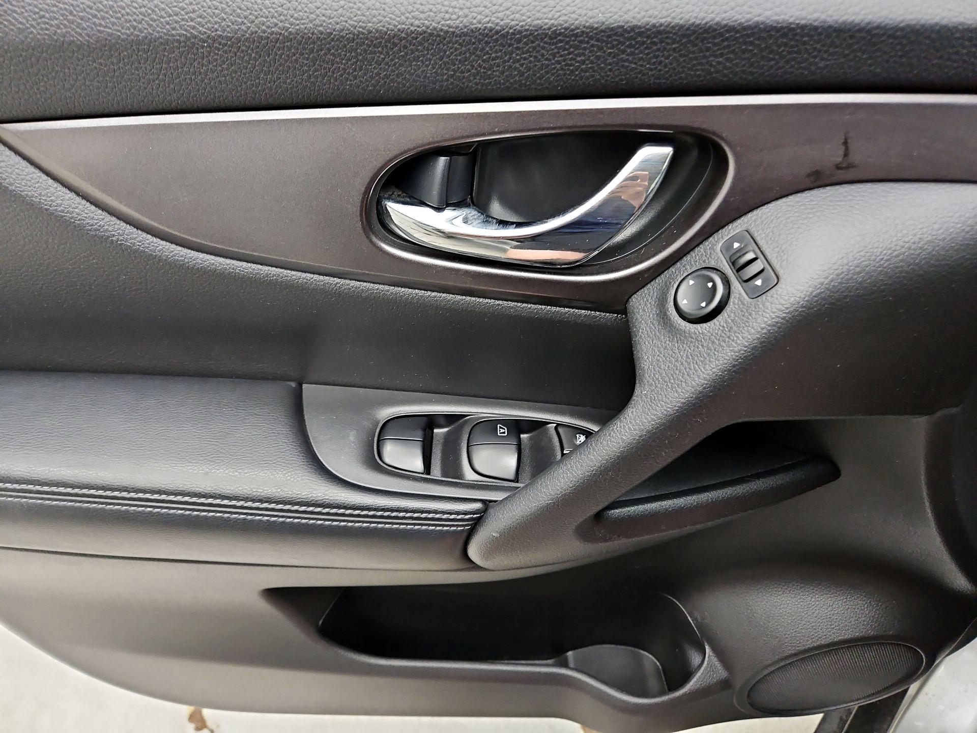 Thumbnail: 2015 Nissan Rogue - 12
