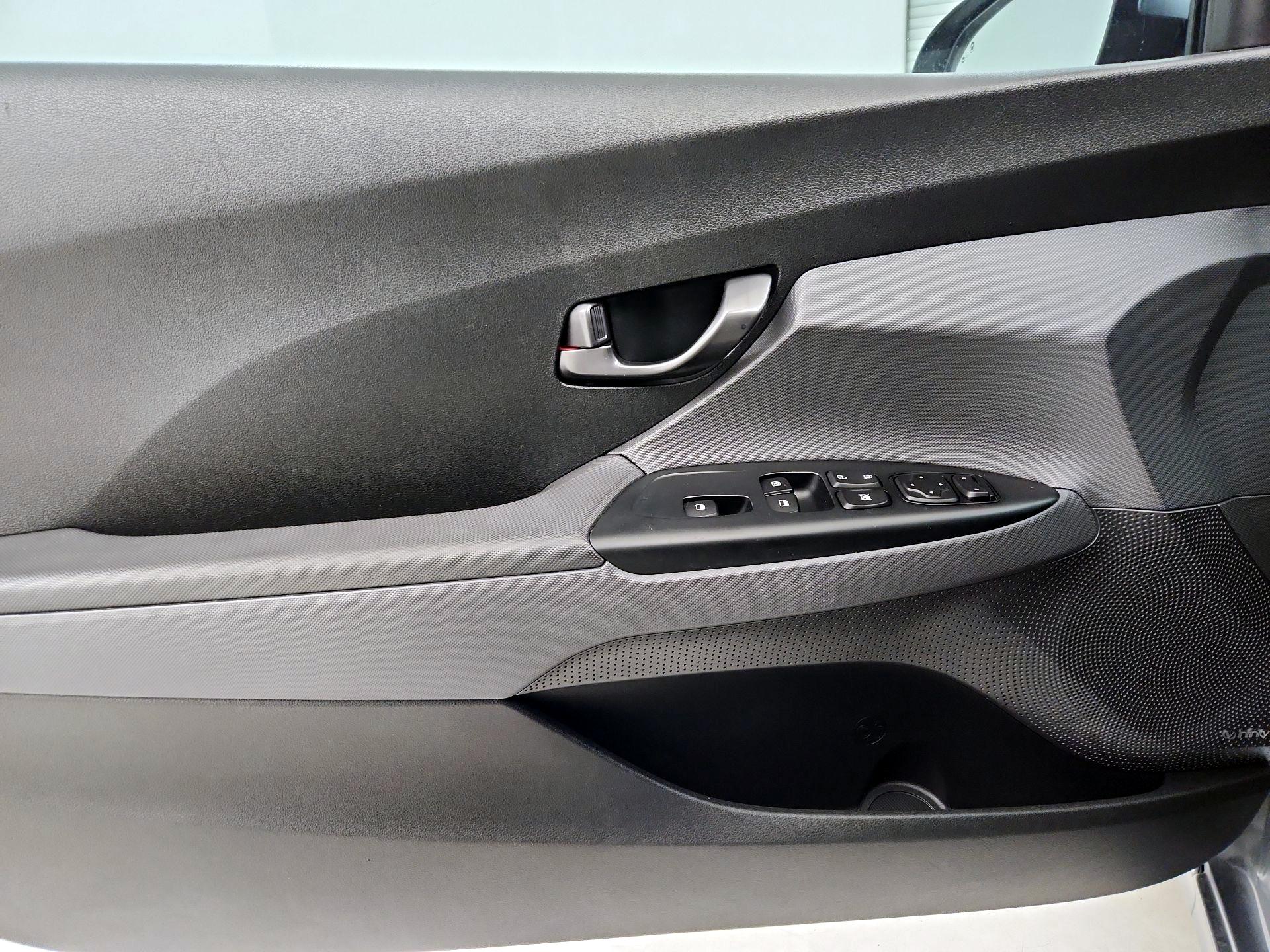 Thumbnail: 2019 Hyundai Veloster - 12