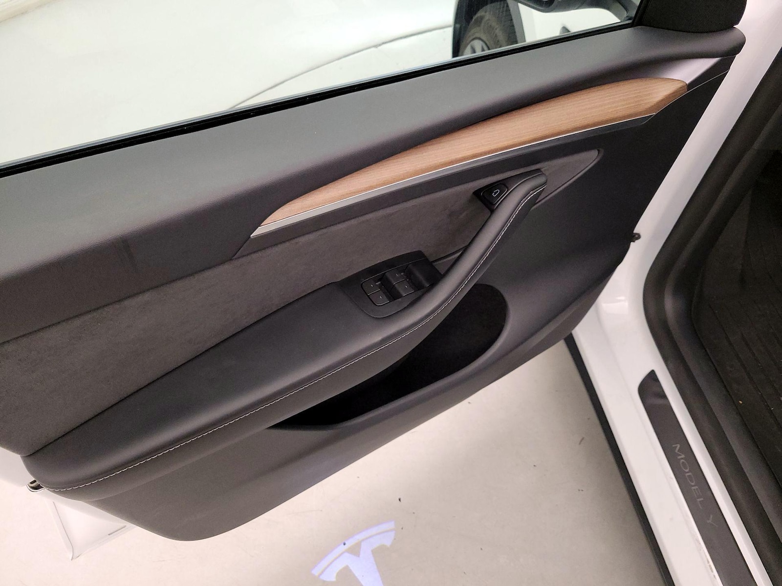 2024 Tesla Model Y Long Range - Photo 13