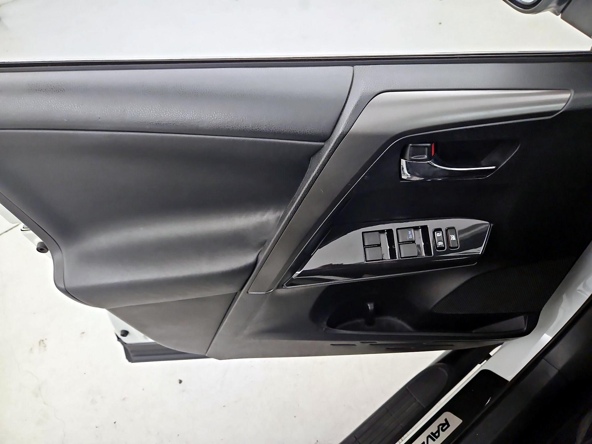 Thumbnail: 2016 Toyota RAV4 - 12