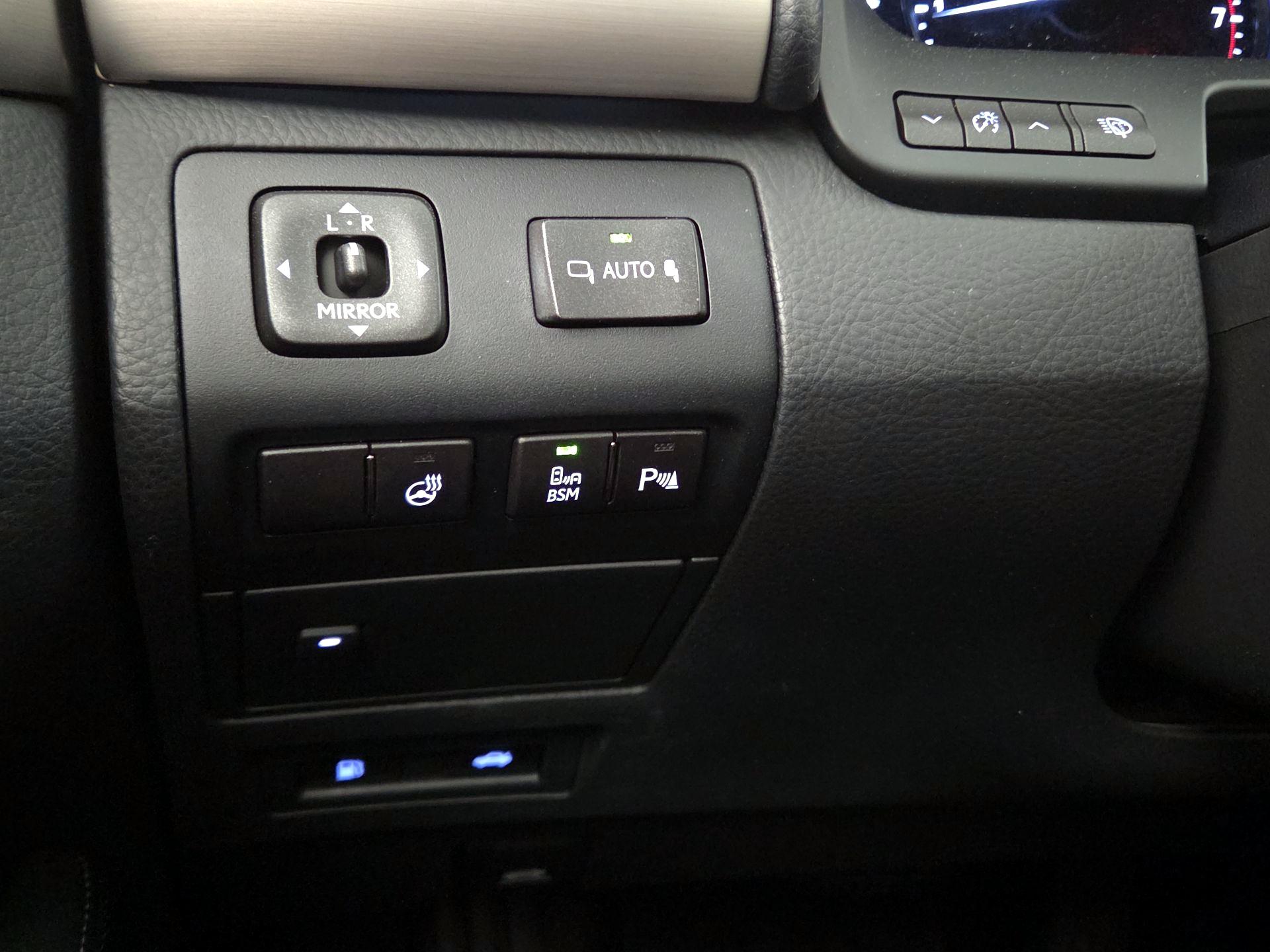 Thumbnail: 2015 Lexus LS - 13