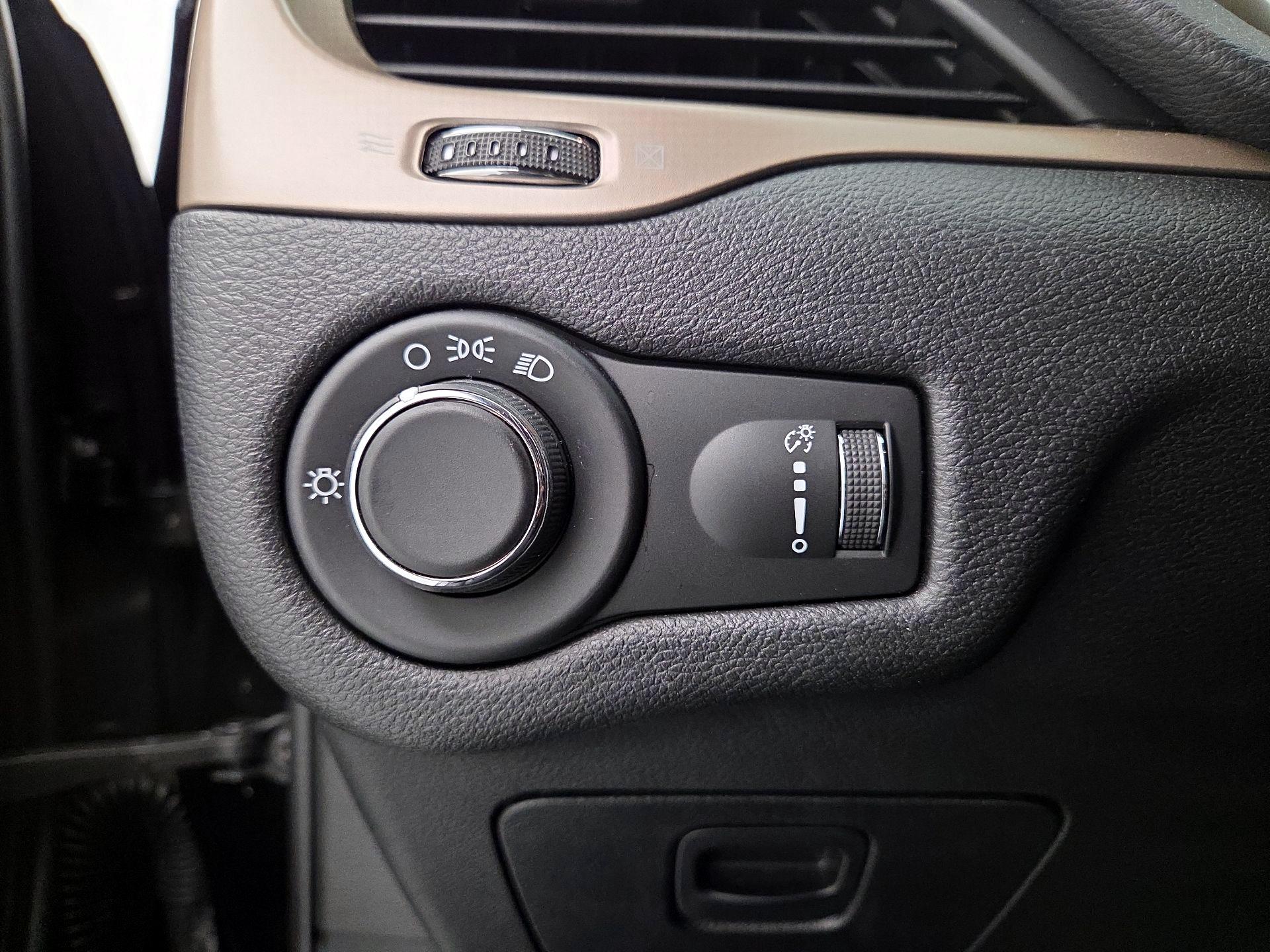 Thumbnail: 2017 Jeep Cherokee - 13