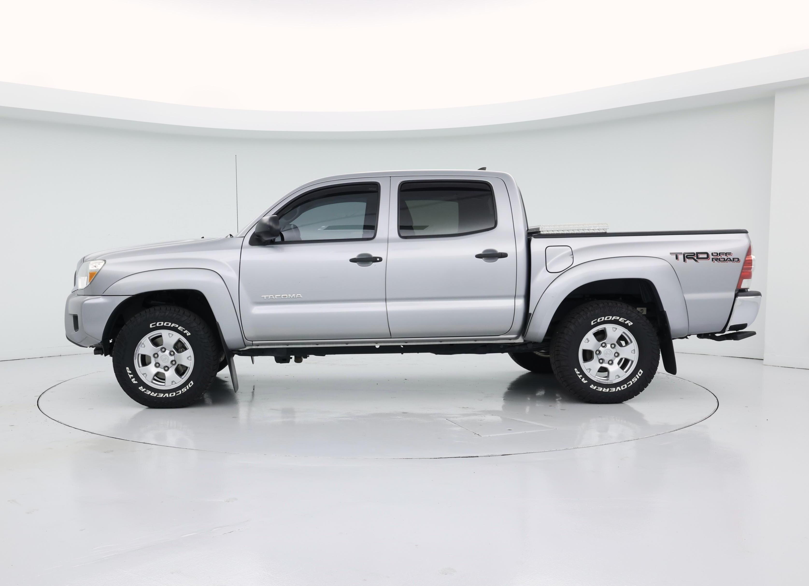 Thumbnail: 2015 Toyota Tacoma - 3