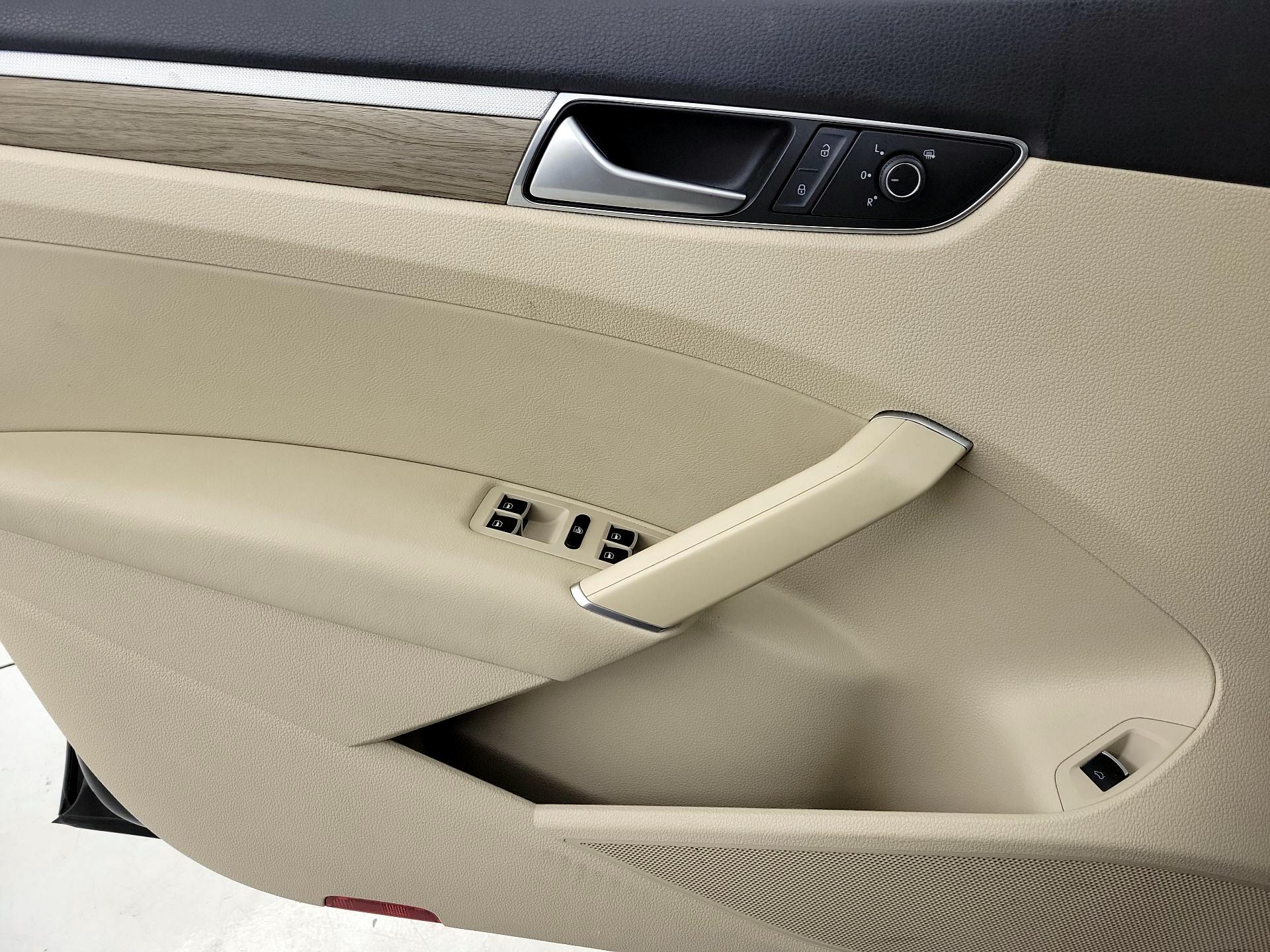 Thumbnail: 2016 Volkswagen Passat - 12