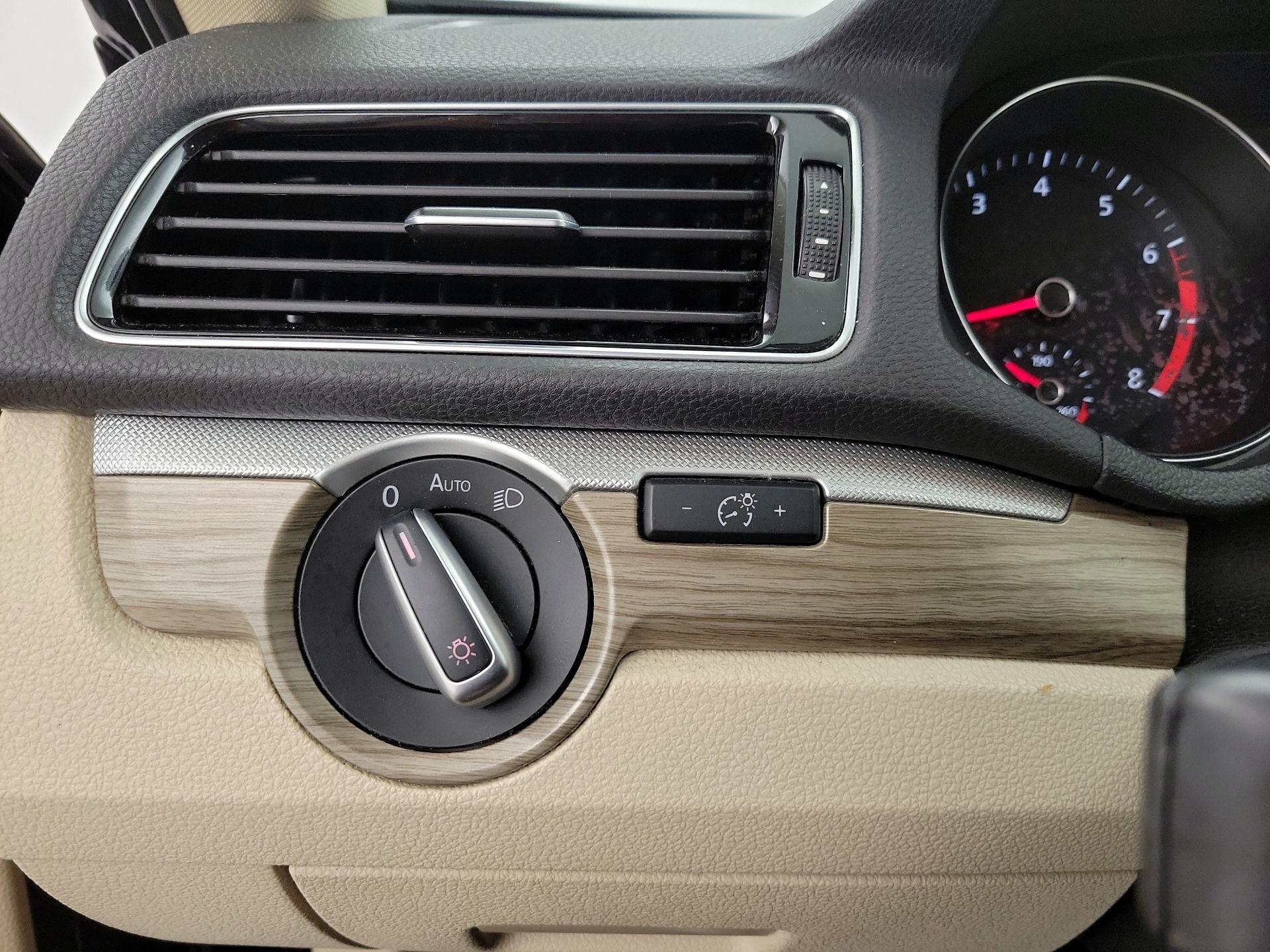 Thumbnail: 2016 Volkswagen Passat - 13